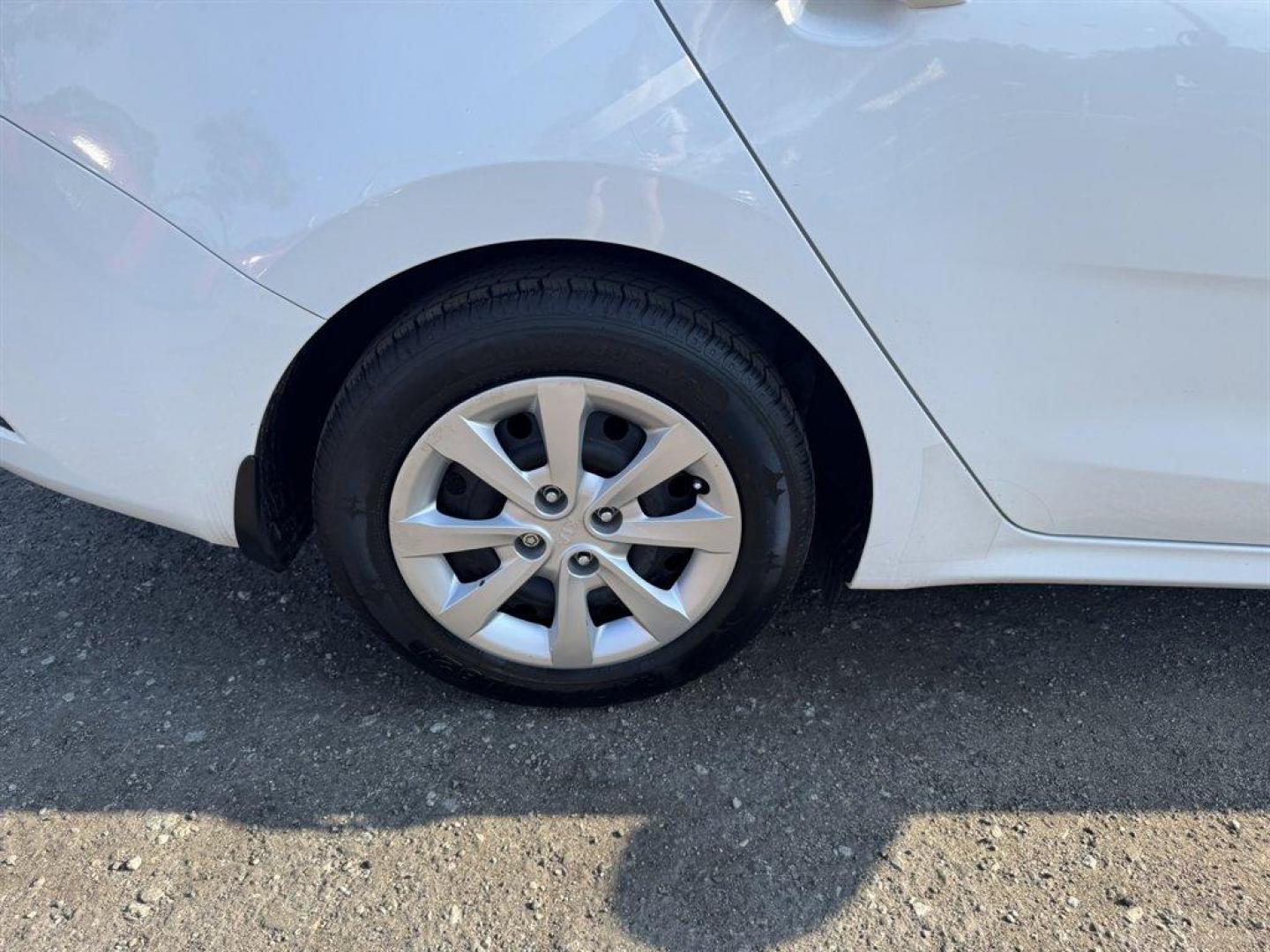 2021 White /Black Kia Rio (3KPA24ADXME) with an 1.6l I-4 DI Dohc Cvvt 1.6 engine, Automatic transmission, located at 745 East Steele Rd., West Columbia, SC, 29170, (803) 755-9148, 33.927212, -81.148483 - Special Internet Price! 2021 Kia Rio with AM/FM radio, Bluetooth, Keyless entry, Cloth interior, Powered windows, Powered door locks, Plus more! - Photo#27