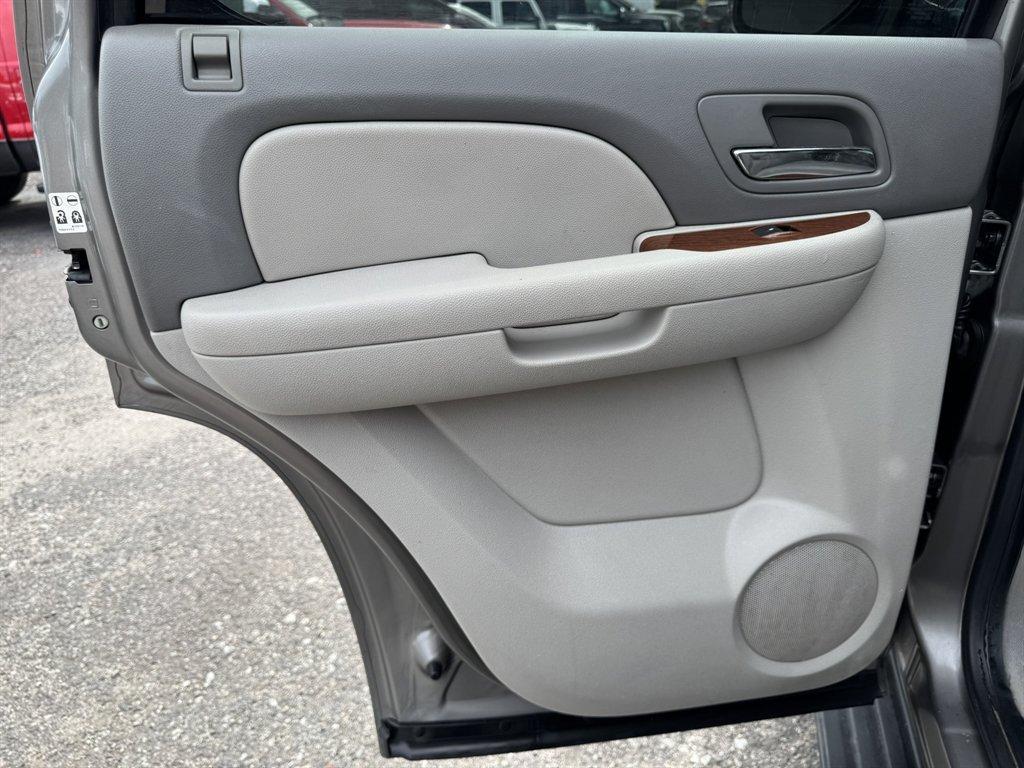 2007 Gold /Grey GMC Yukon (1GKFK13087J) with an 5.3l V8 SFI Flex 5.3l engine, Automatic transmission, located at 745 East Steele Rd., West Columbia, SC, 29170, (803) 755-9148, 33.927212, -81.148483 - Photo#20