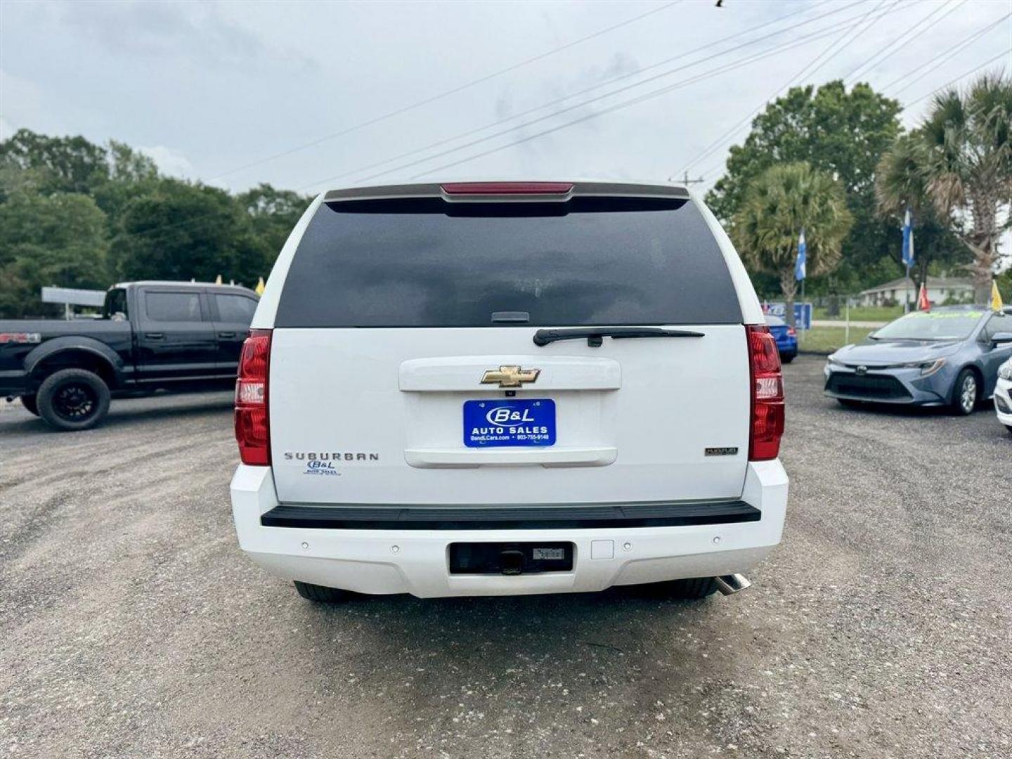 2011 White /Grey Chevrolet Suburban (1GNSCJE0XBR) with an 5.3l V8 SFI 5.3l engine, Automatic transmission, located at 745 East Steele Rd., West Columbia, SC, 29170, (803) 755-9148, 33.927212, -81.148483 - Special Internet Price! 2011 Chevrolet Suburban LT with AM/FM radio, Backup camera, Cruise control, Leather interior, 3rd seating, Seats up to 8, Powered windows, Powered door locks, Plus more! - Photo#4