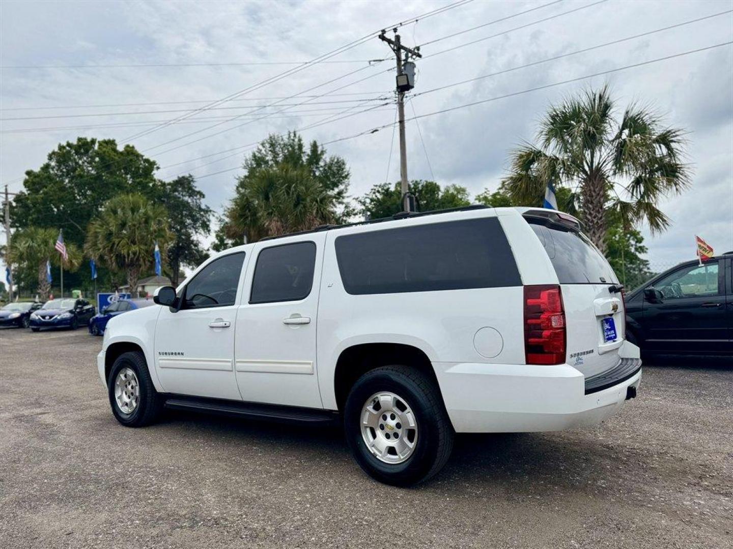 2011 White /Grey Chevrolet Suburban (1GNSCJE0XBR) with an 5.3l V8 SFI 5.3l engine, Automatic transmission, located at 745 East Steele Rd., West Columbia, SC, 29170, (803) 755-9148, 33.927212, -81.148483 - Special Internet Price! 2011 Chevrolet Suburban LT with AM/FM radio, Backup camera, Cruise control, Leather interior, 3rd seating, Seats up to 8, Powered windows, Powered door locks, Plus more! - Photo#5