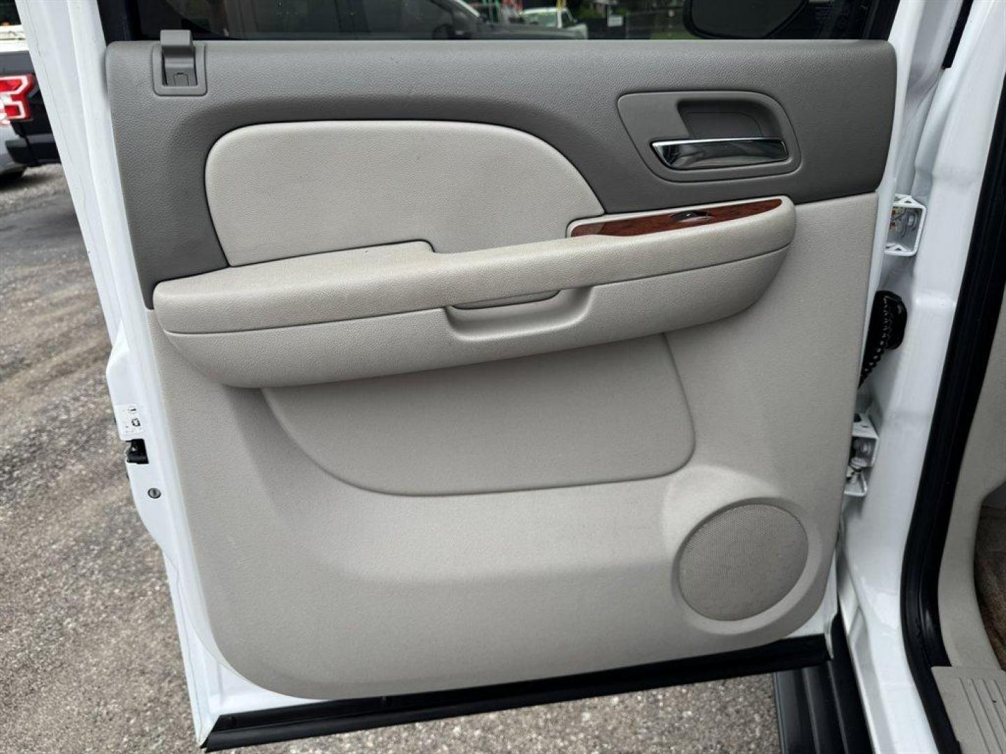 2011 White /Grey Chevrolet Suburban (1GNSCJE0XBR) with an 5.3l V8 SFI 5.3l engine, Automatic transmission, located at 745 East Steele Rd., West Columbia, SC, 29170, (803) 755-9148, 33.927212, -81.148483 - Special Internet Price! 2011 Chevrolet Suburban LT with AM/FM radio, Backup camera, Cruise control, Leather interior, 3rd seating, Seats up to 8, Powered windows, Powered door locks, Plus more! - Photo#21