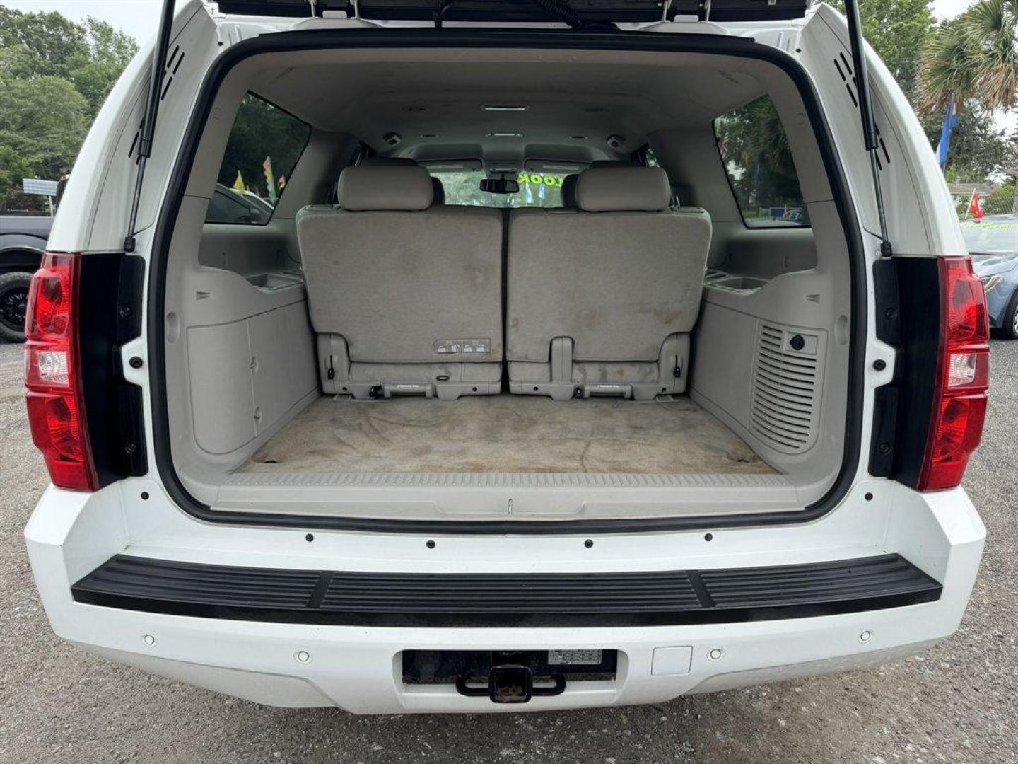 2011 White /Grey Chevrolet Suburban (1GNSCJE0XBR) with an 5.3l V8 SFI 5.3l engine, Automatic transmission, located at 745 East Steele Rd., West Columbia, SC, 29170, (803) 755-9148, 33.927212, -81.148483 - Special Internet Price! 2011 Chevrolet Suburban LT with AM/FM radio, Backup camera, Cruise control, Leather interior, 3rd seating, Seats up to 8, Powered windows, Powered door locks, Plus more! - Photo#29