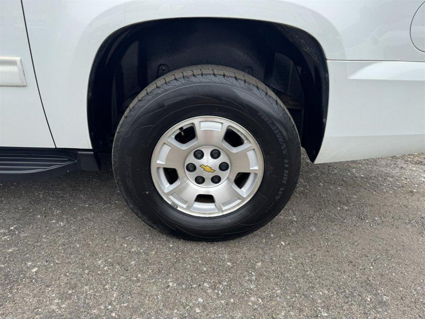 2011 White /Grey Chevrolet Suburban (1GNSCJE0XBR) with an 5.3l V8 SFI 5.3l engine, Automatic transmission, located at 745 East Steele Rd., West Columbia, SC, 29170, (803) 755-9148, 33.927212, -81.148483 - Special Internet Price! 2011 Chevrolet Suburban LT with AM/FM radio, Backup camera, Cruise control, Leather interior, 3rd seating, Seats up to 8, Powered windows, Powered door locks, Plus more! - Photo#33