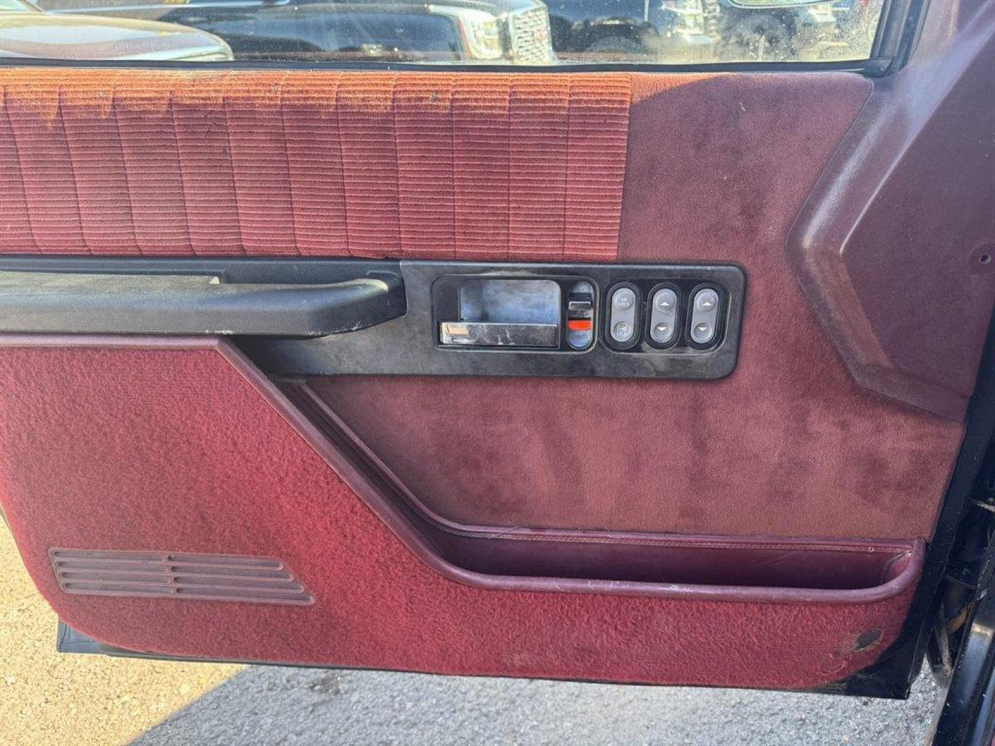 1993 Black /Burgundy Chevrolet C/K1500 (1GCDC14H1PZ) with an 5.0l V8 TBI 5.0l engine, Automatic transmission, located at 745 East Steele Rd., West Columbia, SC, 29170, (803) 755-9148, 33.927212, -81.148483 - Special Internet Price! 1993 Chevrolet C/K 1500 - Photo#11