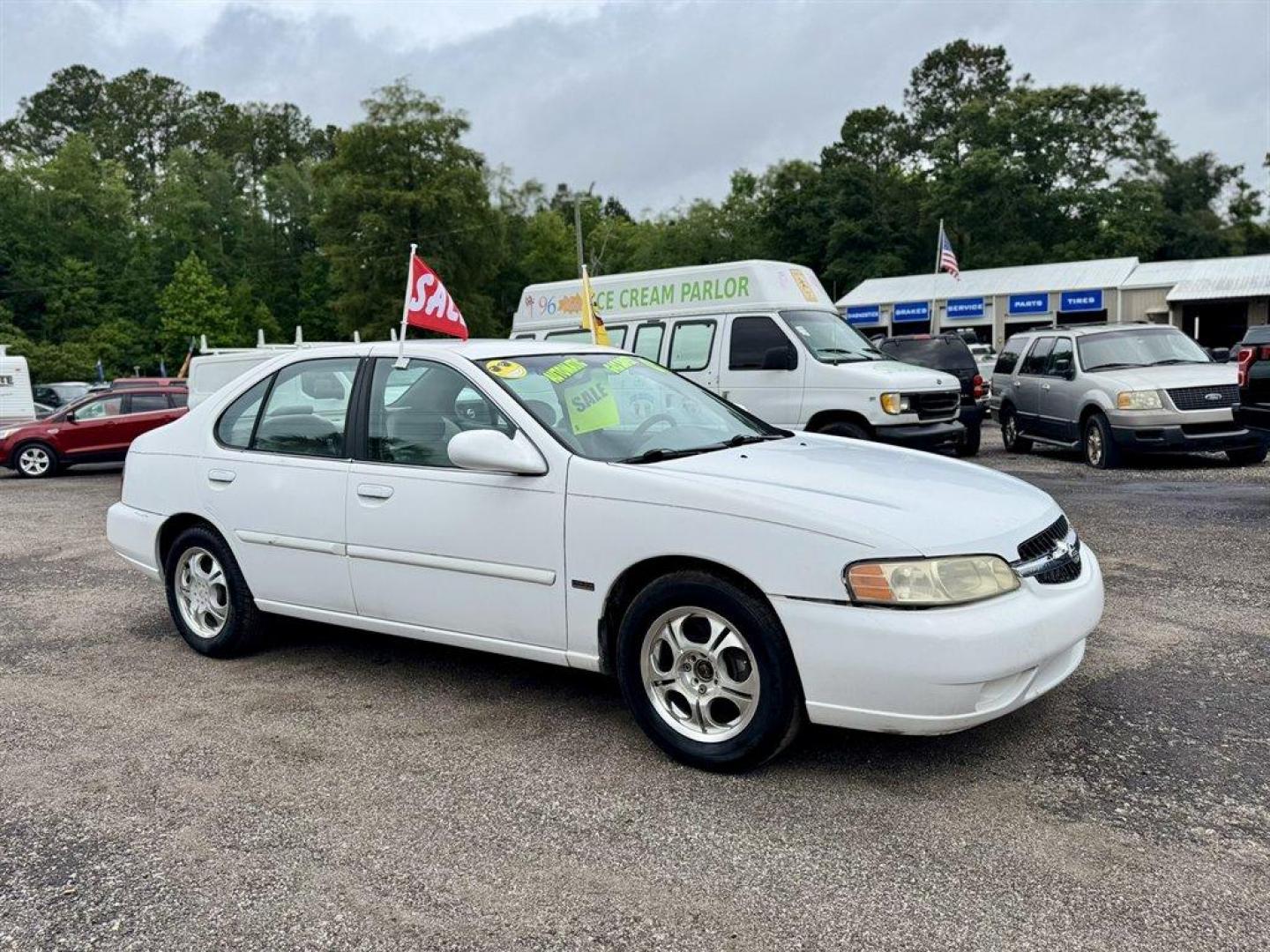 2001 White /Grey Nissan Altima (1N4DL01D61C) with an 2.4l I-4 EFI Dohc 2.4l engine, Automatic transmission, located at 745 East Steele Rd., West Columbia, SC, 29170, (803) 755-9148, 33.927212, -81.148483 - Special Internet Price! 2001 Nissan Altima - Photo#2
