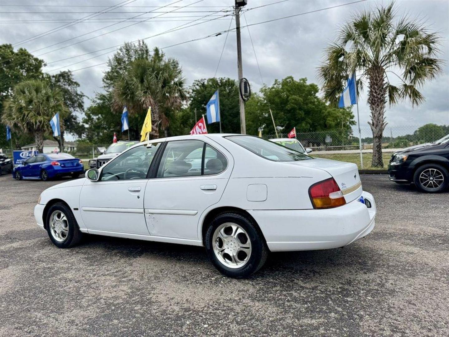 2001 White /Grey Nissan Altima (1N4DL01D61C) with an 2.4l I-4 EFI Dohc 2.4l engine, Automatic transmission, located at 745 East Steele Rd., West Columbia, SC, 29170, (803) 755-9148, 33.927212, -81.148483 - Special Internet Price! 2001 Nissan Altima - Photo#5