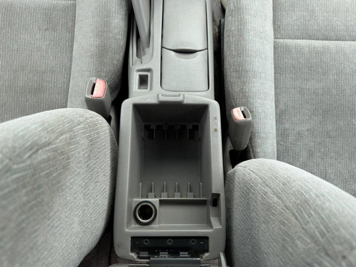 2001 White /Grey Nissan Altima (1N4DL01D61C) with an 2.4l I-4 EFI Dohc 2.4l engine, Automatic transmission, located at 745 East Steele Rd., West Columbia, SC, 29170, (803) 755-9148, 33.927212, -81.148483 - Special Internet Price! 2001 Nissan Altima - Photo#13