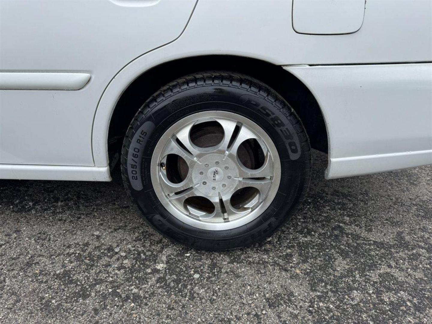 2001 White /Grey Nissan Altima (1N4DL01D61C) with an 2.4l I-4 EFI Dohc 2.4l engine, Automatic transmission, located at 745 East Steele Rd., West Columbia, SC, 29170, (803) 755-9148, 33.927212, -81.148483 - Special Internet Price! 2001 Nissan Altima - Photo#27