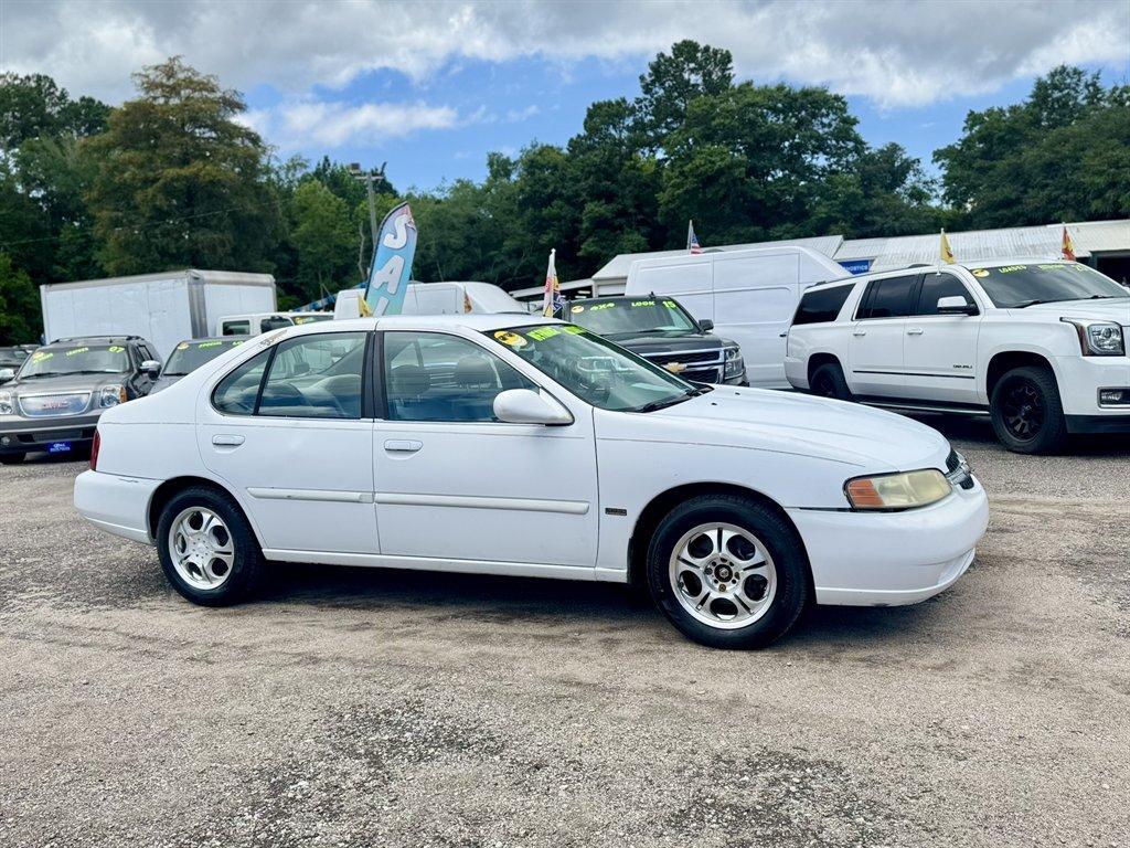 2001 White /Grey Nissan Altima (1N4DL01D61C) with an 2.4l I-4 EFI Dohc 2.4l engine, Automatic transmission, located at 745 East Steele Rd., West Columbia, SC, 29170, (803) 755-9148, 33.927212, -81.148483- Photo#2