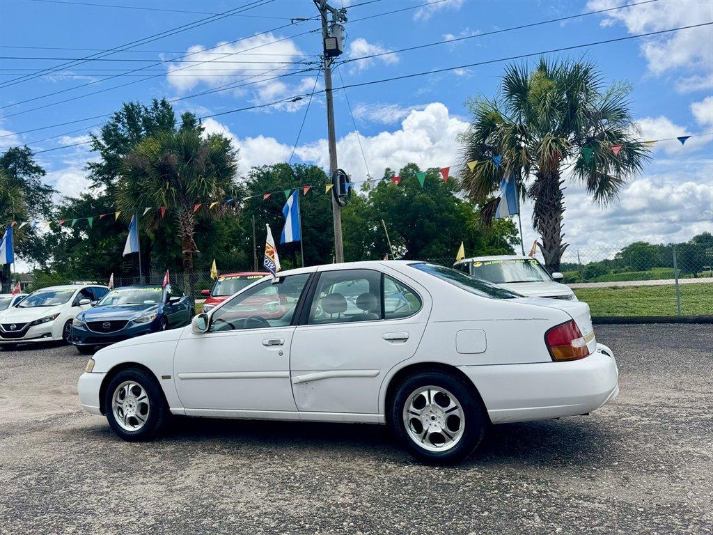 2001 White /Grey Nissan Altima (1N4DL01D61C) with an 2.4l I-4 EFI Dohc 2.4l engine, Automatic transmission, located at 745 East Steele Rd., West Columbia, SC, 29170, (803) 755-9148, 33.927212, -81.148483- Photo#5