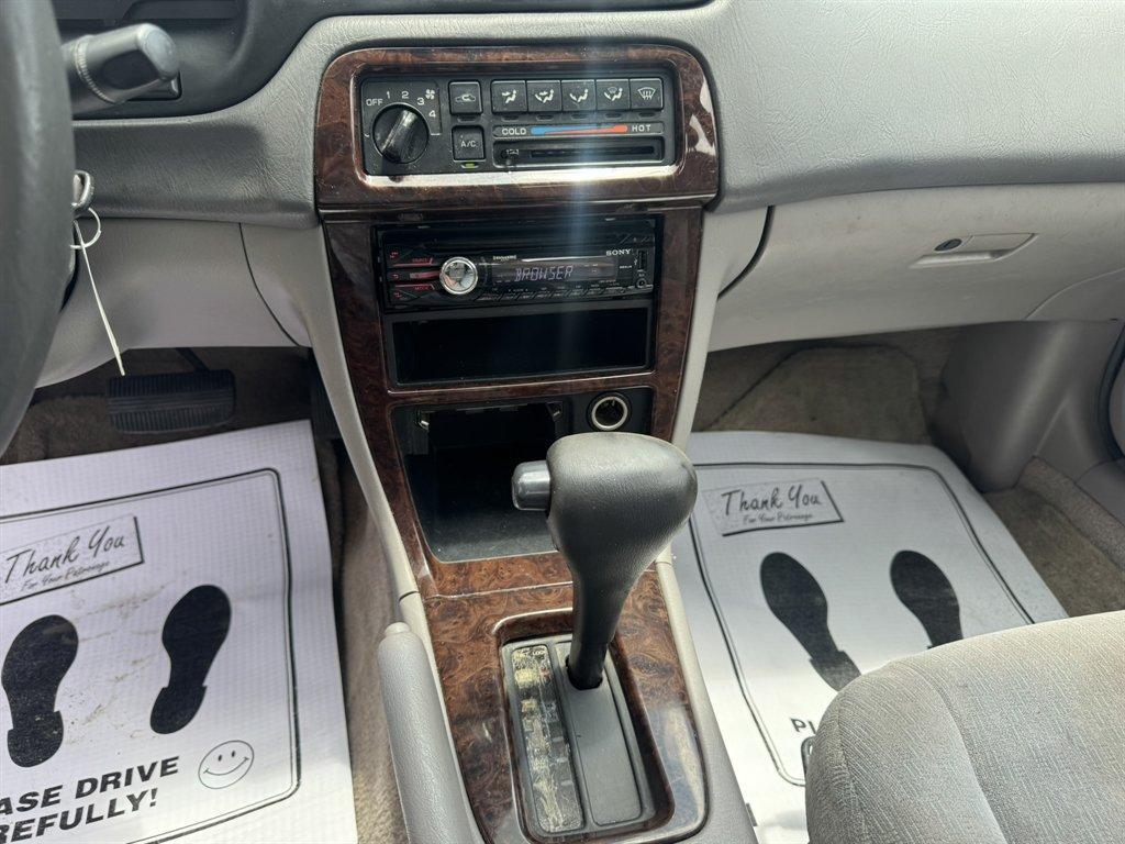 2001 White /Grey Nissan Altima (1N4DL01D61C) with an 2.4l I-4 EFI Dohc 2.4l engine, Automatic transmission, located at 745 East Steele Rd., West Columbia, SC, 29170, (803) 755-9148, 33.927212, -81.148483- Photo#11