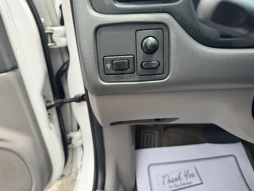 2001 White /Grey Nissan Altima (1N4DL01D61C) with an 2.4l I-4 EFI Dohc 2.4l engine, Automatic transmission, located at 745 East Steele Rd., West Columbia, SC, 29170, (803) 755-9148, 33.927212, -81.148483- Photo#12