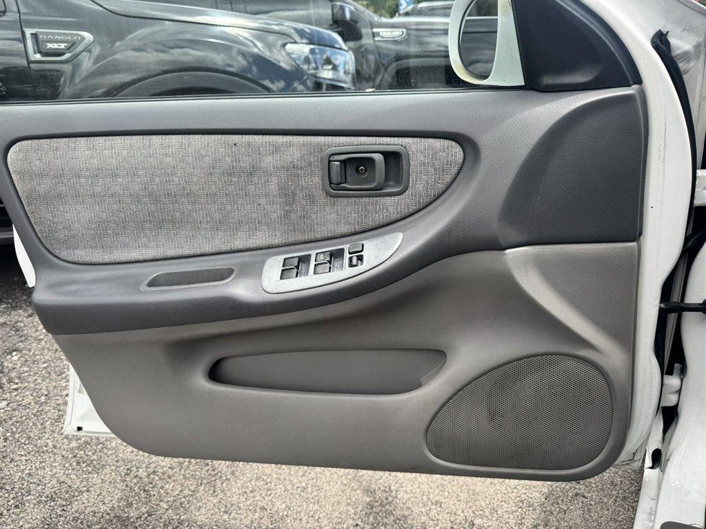 2001 White /Grey Nissan Altima (1N4DL01D61C) with an 2.4l I-4 EFI Dohc 2.4l engine, Automatic transmission, located at 745 East Steele Rd., West Columbia, SC, 29170, (803) 755-9148, 33.927212, -81.148483- Photo#13