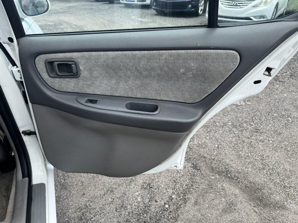 2001 White /Grey Nissan Altima (1N4DL01D61C) with an 2.4l I-4 EFI Dohc 2.4l engine, Automatic transmission, located at 745 East Steele Rd., West Columbia, SC, 29170, (803) 755-9148, 33.927212, -81.148483- Photo#18