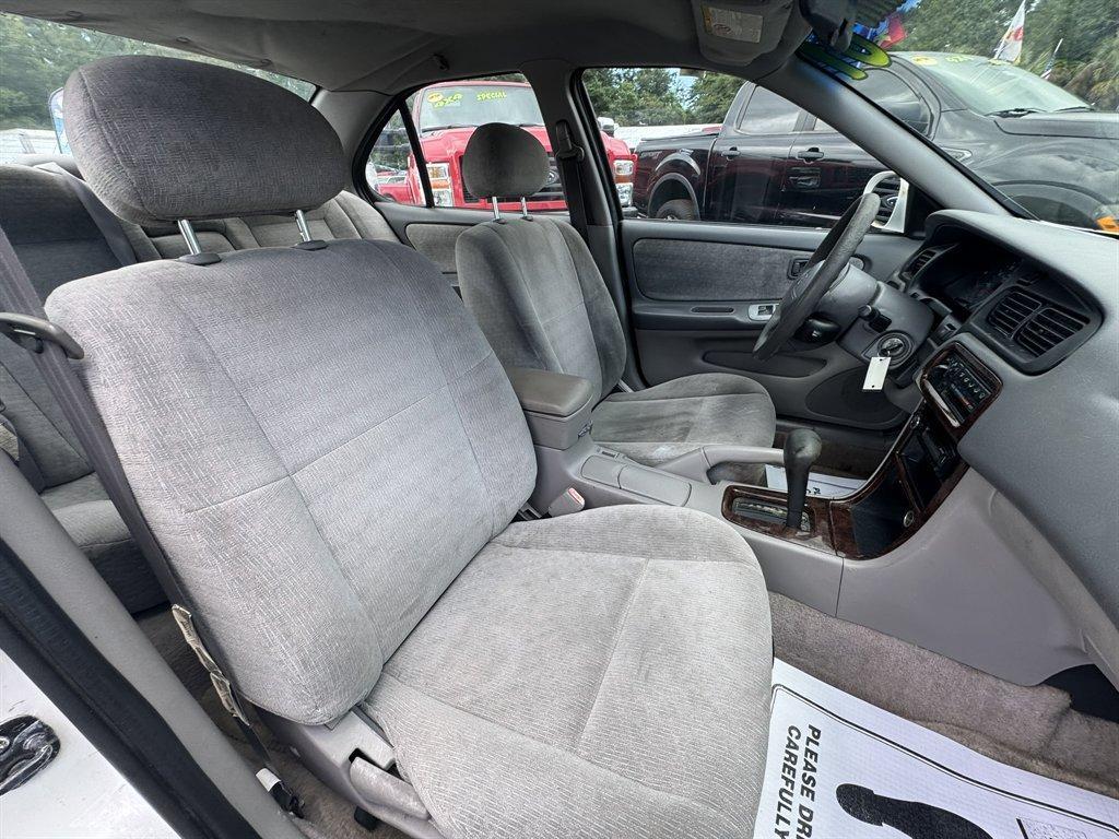 2001 White /Grey Nissan Altima (1N4DL01D61C) with an 2.4l I-4 EFI Dohc 2.4l engine, Automatic transmission, located at 745 East Steele Rd., West Columbia, SC, 29170, (803) 755-9148, 33.927212, -81.148483- Photo#21