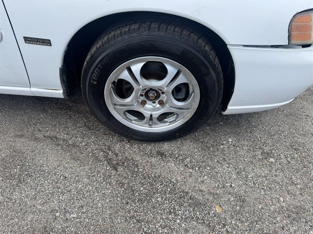 2001 White /Grey Nissan Altima (1N4DL01D61C) with an 2.4l I-4 EFI Dohc 2.4l engine, Automatic transmission, located at 745 East Steele Rd., West Columbia, SC, 29170, (803) 755-9148, 33.927212, -81.148483- Photo#23