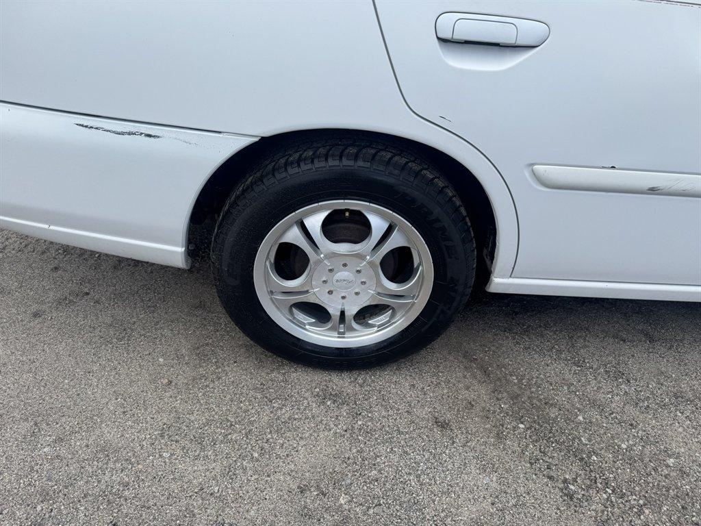2001 White /Grey Nissan Altima (1N4DL01D61C) with an 2.4l I-4 EFI Dohc 2.4l engine, Automatic transmission, located at 745 East Steele Rd., West Columbia, SC, 29170, (803) 755-9148, 33.927212, -81.148483- Photo#24