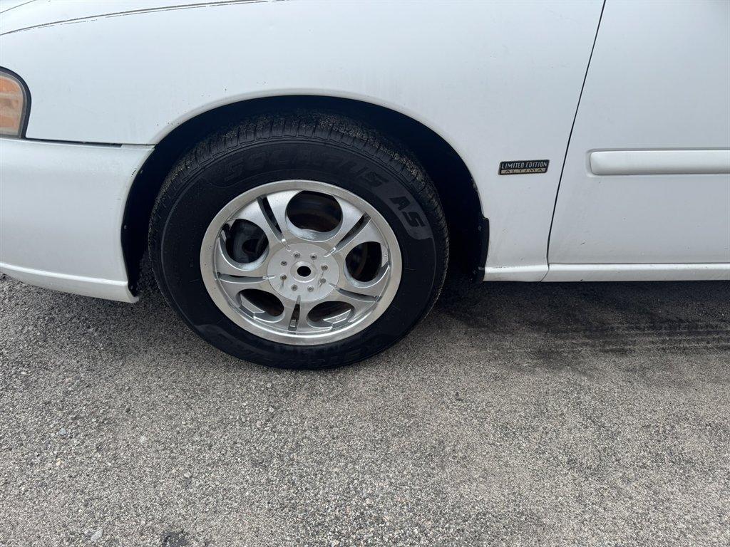 2001 White /Grey Nissan Altima (1N4DL01D61C) with an 2.4l I-4 EFI Dohc 2.4l engine, Automatic transmission, located at 745 East Steele Rd., West Columbia, SC, 29170, (803) 755-9148, 33.927212, -81.148483- Photo#26