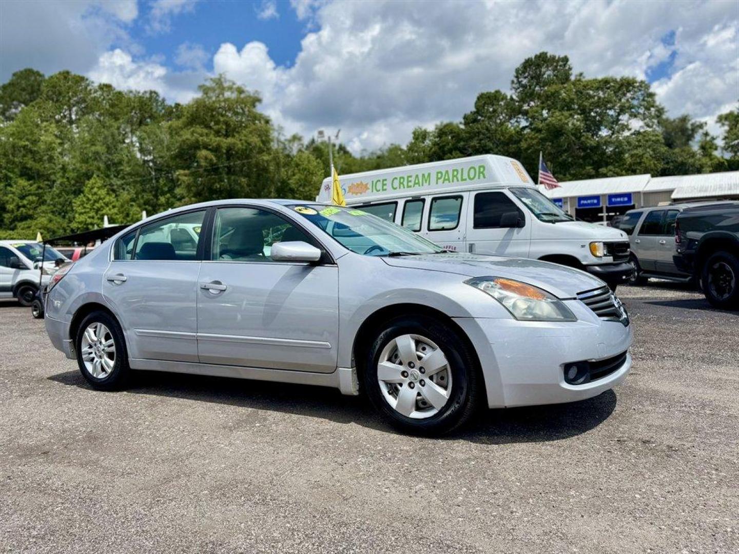 2008 Silver /Grey Nissan Altima (1N4AL21E08N) with an 2.5l I-4 MPI Dohc 2.5l engine, Automatic transmission, located at 745 East Steele Rd., West Columbia, SC, 29170, (803) 755-9148, 33.927212, -81.148483 - Special Internet Price! 2008 Nissan Altima - Photo#2