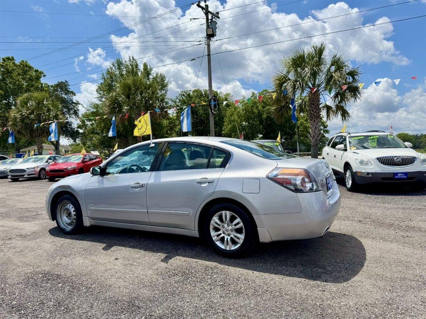 2008 Silver /Grey Nissan Altima (1N4AL21E08N) with an 2.5l I-4 MPI Dohc 2.5l engine, Automatic transmission, located at 745 East Steele Rd., West Columbia, SC, 29170, (803) 755-9148, 33.927212, -81.148483 - Special Internet Price! 2008 Nissan Altima - Photo#5