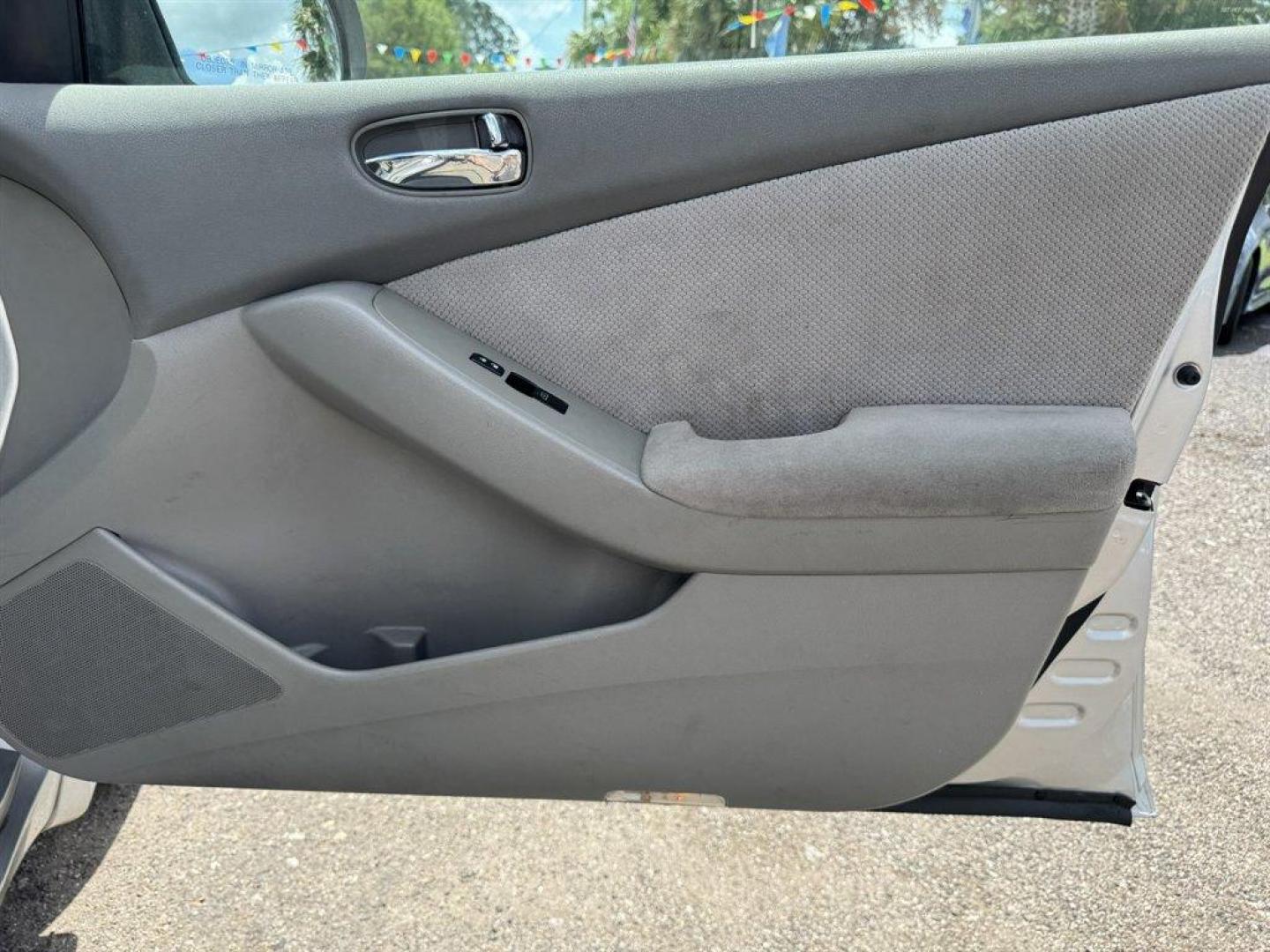 2008 Silver /Grey Nissan Altima (1N4AL21E08N) with an 2.5l I-4 MPI Dohc 2.5l engine, Automatic transmission, located at 745 East Steele Rd., West Columbia, SC, 29170, (803) 755-9148, 33.927212, -81.148483 - Special Internet Price! 2008 Nissan Altima - Photo#25