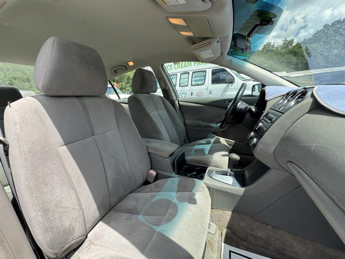 2008 Silver /Grey Nissan Altima (1N4AL21E08N) with an 2.5l I-4 MPI Dohc 2.5l engine, Automatic transmission, located at 745 East Steele Rd., West Columbia, SC, 29170, (803) 755-9148, 33.927212, -81.148483 - Special Internet Price! 2008 Nissan Altima - Photo#26