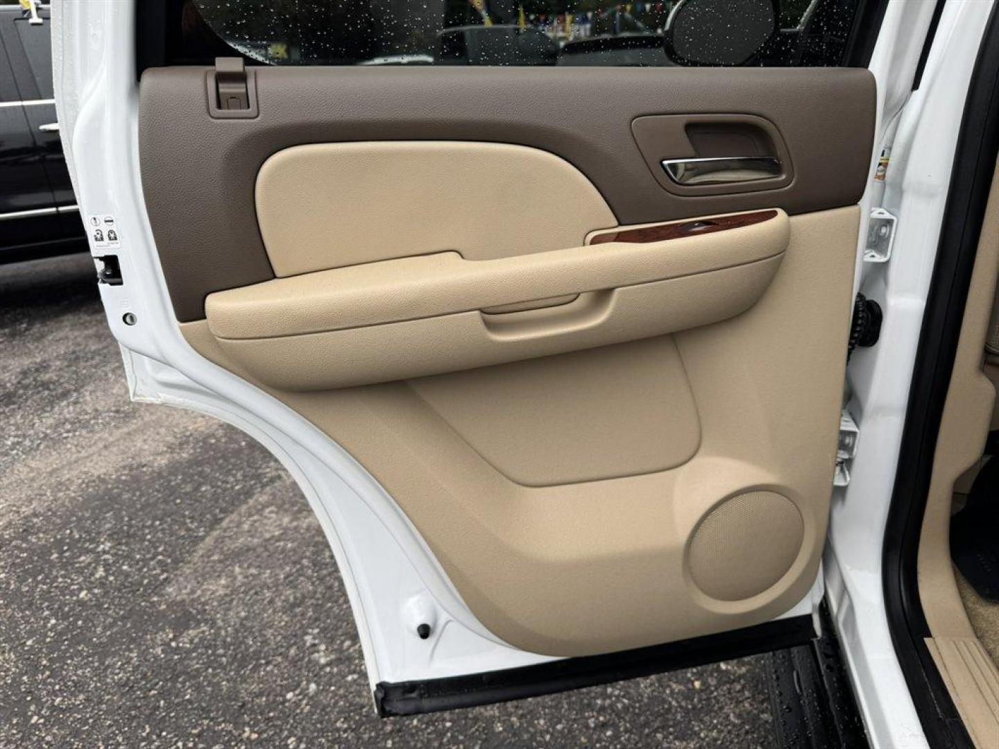 2014 White /Tan Chevrolet Tahoe (1GNSCAE0XER) with an 5.3l V8 SFI Flex 5.3l engine, Automatic transmission, located at 745 East Steele Rd., West Columbia, SC, 29170, (803) 755-9148, 33.927212, -81.148483 - Special Internet Price! 2015 Chevrolet Tahoe with AM/FM radio, Backup camera, Cruise control, Cloth interior, 3rd row seating, Powered windows, Powered door locks, Plus more! - Photo#19