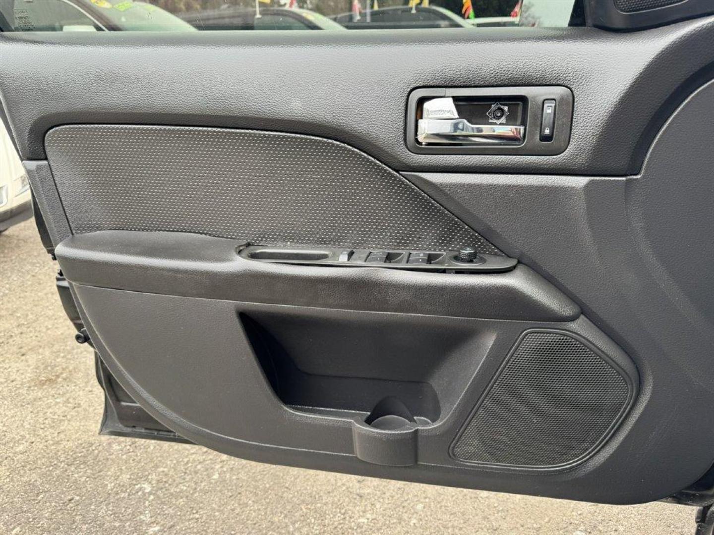 2009 Black /Black Ford Fusion (3FAHP08119R) with an 3.0l V6 EFI 3.0l engine, Automatic transmission, located at 745 East Steele Rd., West Columbia, SC, 29170, (803) 755-9148, 33.927212, -81.148483 - Photo#16