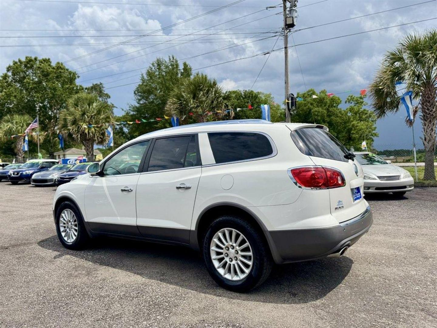 2012 White /Taupe Buick Enclave (5GAKVCED4CJ) with an 3.6l V6 DI Dohc 3.6l engine, Automatic transmission, located at 745 East Steele Rd., West Columbia, SC, 29170, (803) 755-9148, 33.927212, -81.148483 - Special Internet Price! 2012 Buick Enclave with AM/FM radio, Backup camera, Cruise control, Powered front seats, 3rd row seating, Leather interior, Sunroof, Keyless entry, Powered windows, Powered door locks, Plus more! - Photo#4