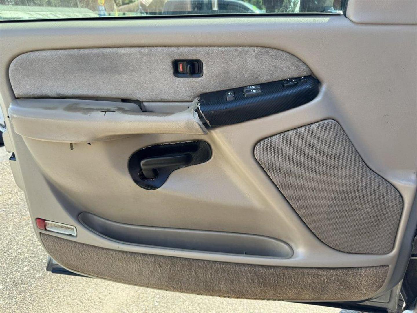 2001 Gold /Grey Chevrolet Silverado 1500 (1GCEK19T01E) with an 5.3l V8 SFI 5.3l engine, Automatic transmission, located at 745 East Steele Rd., West Columbia, SC, 29170, (803) 755-9148, 33.927212, -81.148483 - Special Internet Price! - Photo#11