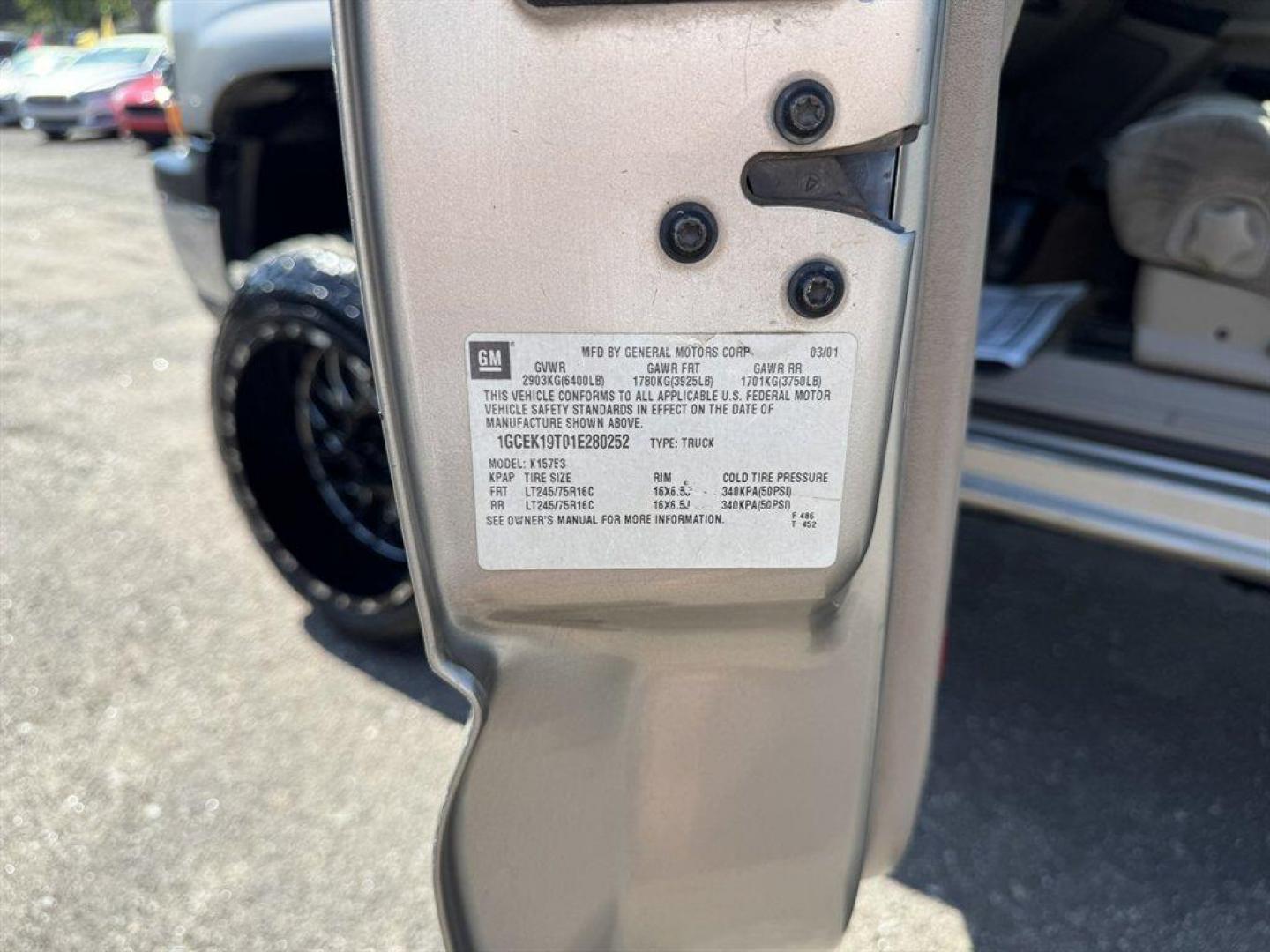 2001 Gold /Grey Chevrolet Silverado 1500 (1GCEK19T01E) with an 5.3l V8 SFI 5.3l engine, Automatic transmission, located at 745 East Steele Rd., West Columbia, SC, 29170, (803) 755-9148, 33.927212, -81.148483 - Special Internet Price! - Photo#22