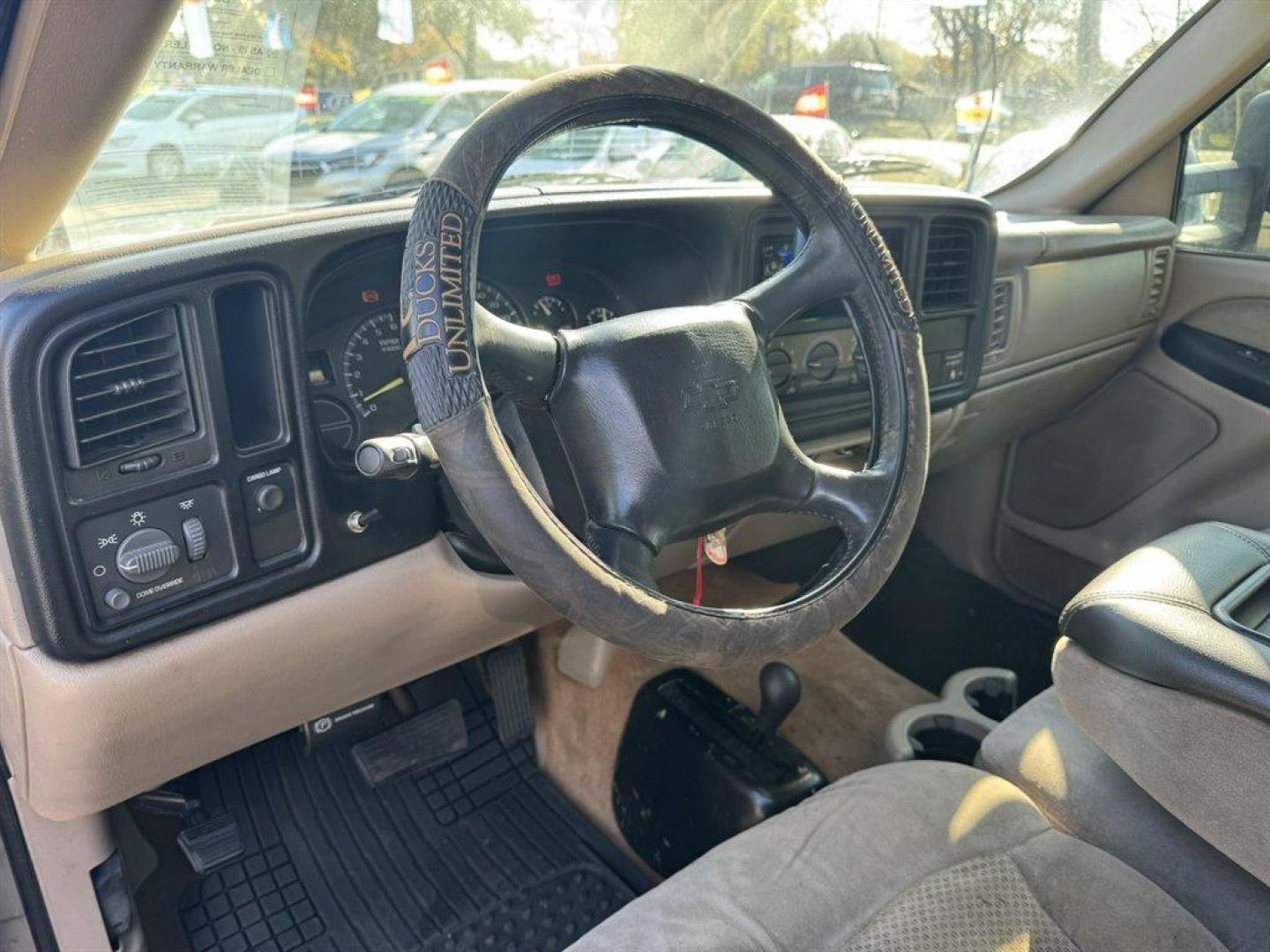 2001 Gold /Grey Chevrolet Silverado 1500 (1GCEK19T01E) with an 5.3l V8 SFI 5.3l engine, Automatic transmission, located at 745 East Steele Rd., West Columbia, SC, 29170, (803) 755-9148, 33.927212, -81.148483 - Photo#6