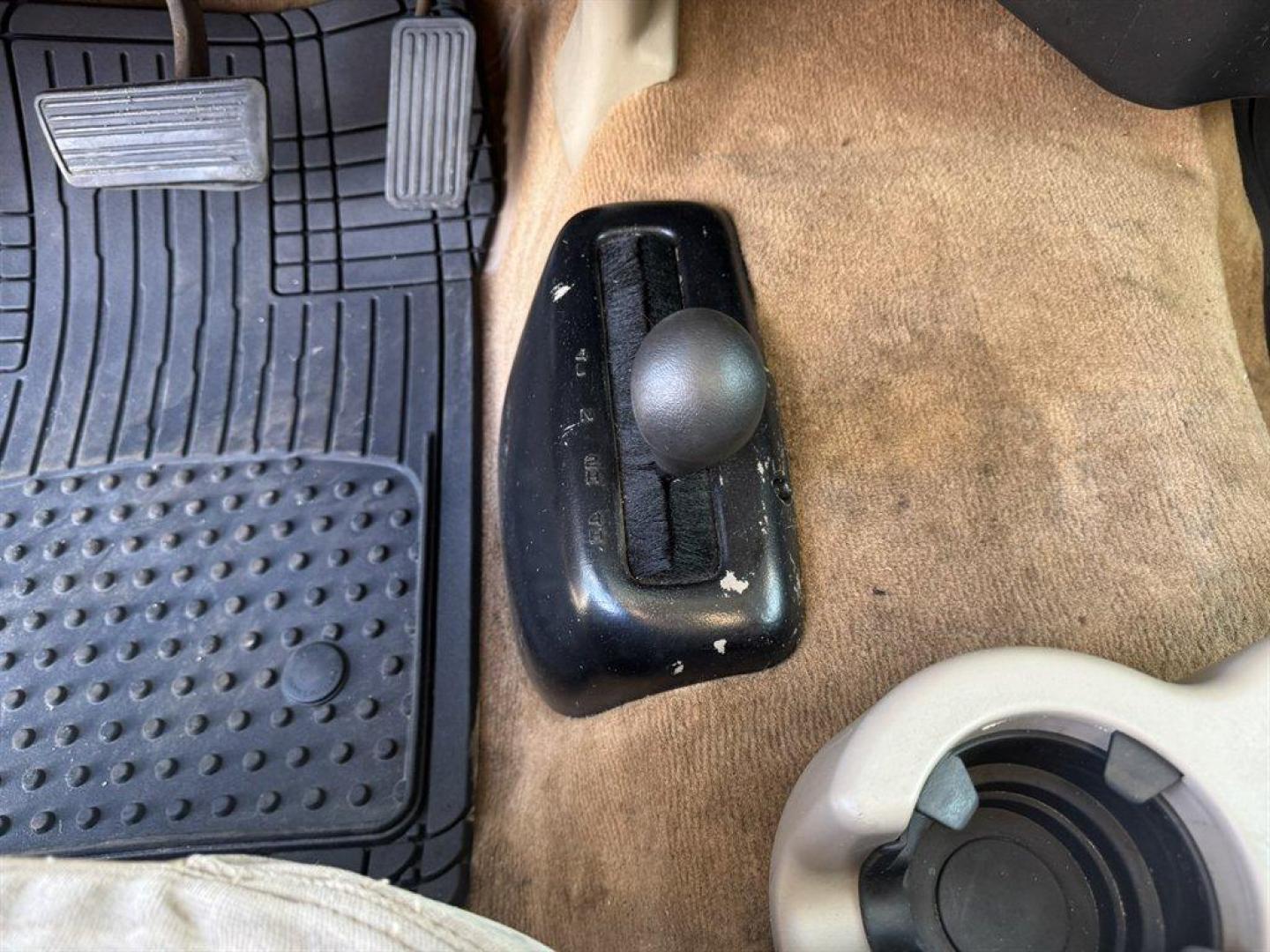 2001 Gold /Grey Chevrolet Silverado 1500 (1GCEK19T01E) with an 5.3l V8 SFI 5.3l engine, Automatic transmission, located at 745 East Steele Rd., West Columbia, SC, 29170, (803) 755-9148, 33.927212, -81.148483 - Photo#9