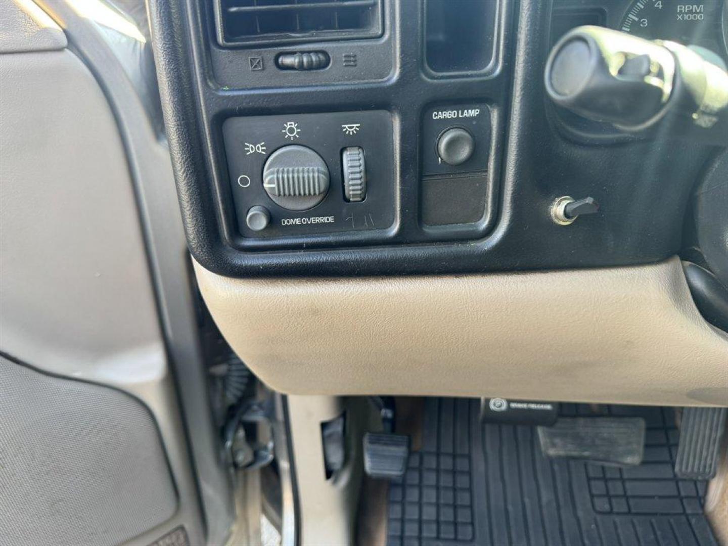 2001 Gold /Grey Chevrolet Silverado 1500 (1GCEK19T01E) with an 5.3l V8 SFI 5.3l engine, Automatic transmission, located at 745 East Steele Rd., West Columbia, SC, 29170, (803) 755-9148, 33.927212, -81.148483 - Photo#10