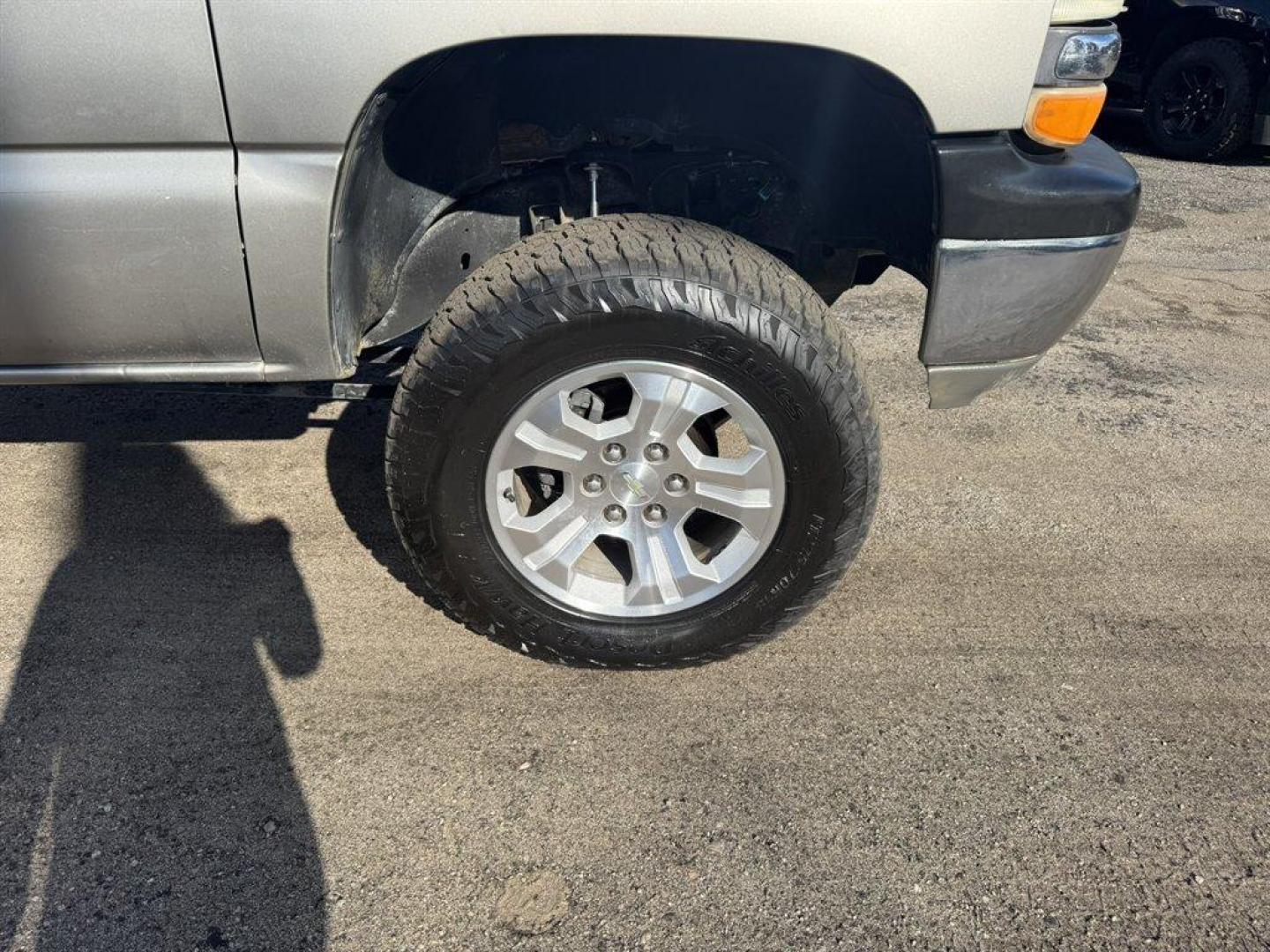 2001 Gold /Grey Chevrolet Silverado 1500 (1GCEK19T01E) with an 5.3l V8 SFI 5.3l engine, Automatic transmission, located at 745 East Steele Rd., West Columbia, SC, 29170, (803) 755-9148, 33.927212, -81.148483 - Photo#19