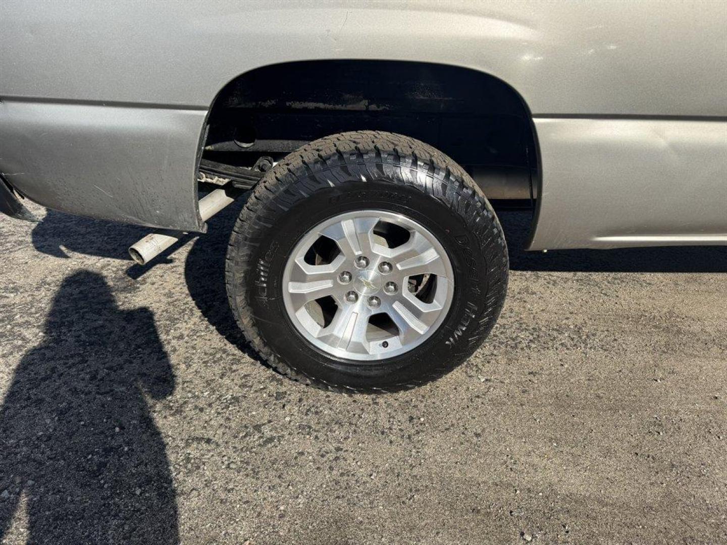 2001 Gold /Grey Chevrolet Silverado 1500 (1GCEK19T01E) with an 5.3l V8 SFI 5.3l engine, Automatic transmission, located at 745 East Steele Rd., West Columbia, SC, 29170, (803) 755-9148, 33.927212, -81.148483 - Photo#20