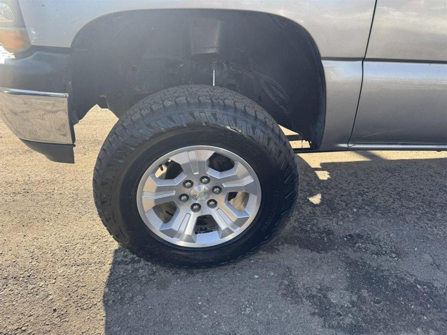 2001 Gold /Grey Chevrolet Silverado 1500 (1GCEK19T01E) with an 5.3l V8 SFI 5.3l engine, Automatic transmission, located at 745 East Steele Rd., West Columbia, SC, 29170, (803) 755-9148, 33.927212, -81.148483 - Photo#22