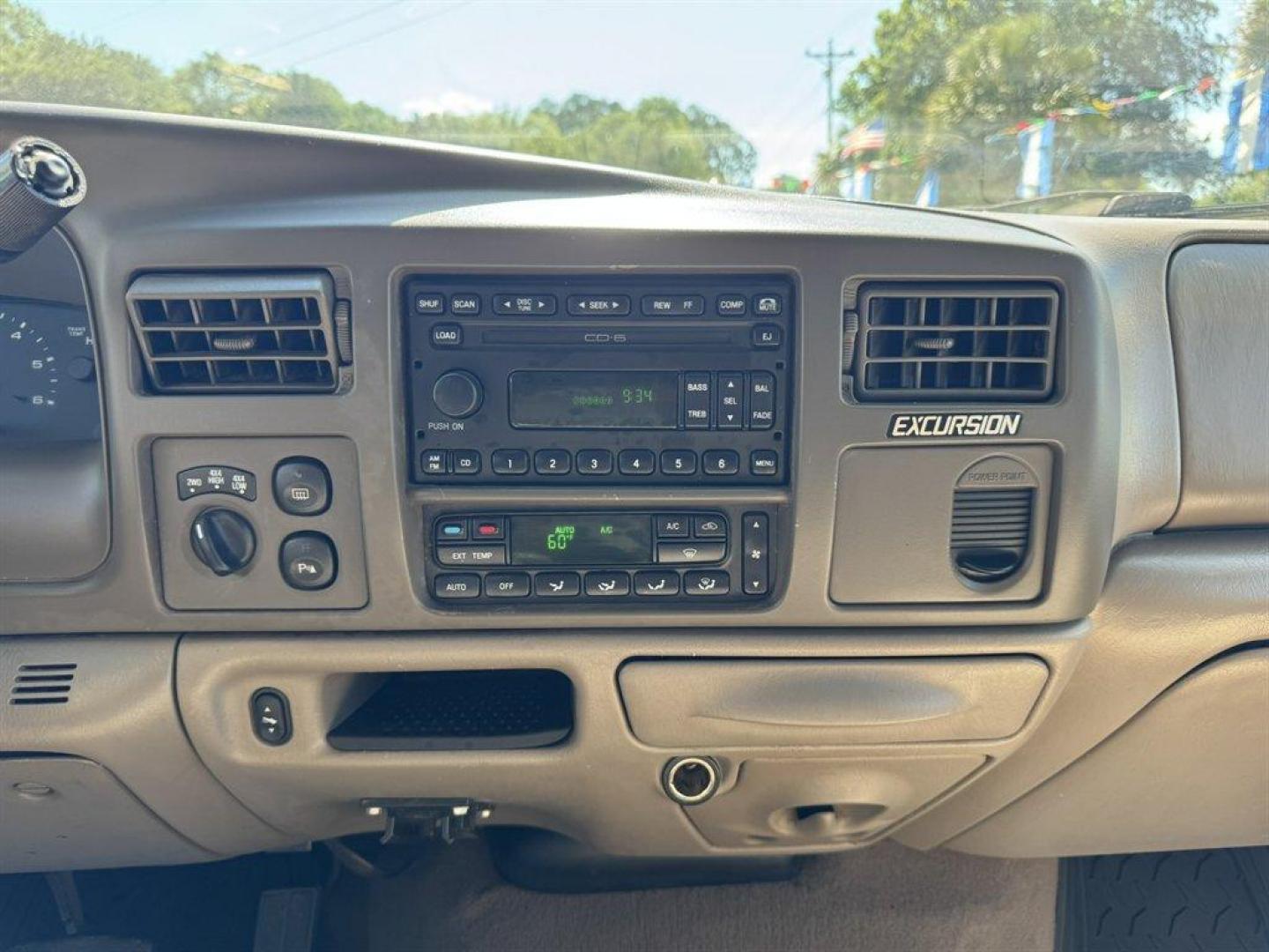 2004 Gold /Tan Ford Excursion (1FMNU43S54E) with an 6.8l V10 EFI Sohc 6.8l engine, Automatic transmission, located at 745 East Steele Rd., West Columbia, SC, 29170, (803) 755-9148, 33.927212, -81.148483 - Special Internet Price! 2004 Ford Excursion - Photo#12