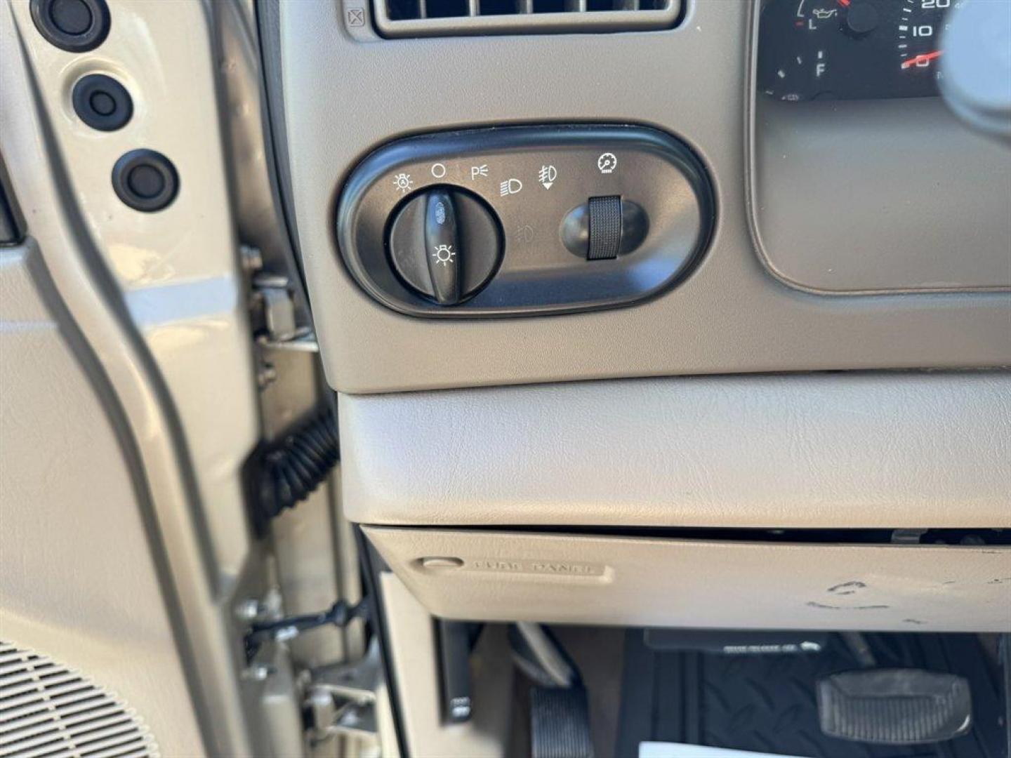 2004 Gold /Tan Ford Excursion (1FMNU43S54E) with an 6.8l V10 EFI Sohc 6.8l engine, Automatic transmission, located at 745 East Steele Rd., West Columbia, SC, 29170, (803) 755-9148, 33.927212, -81.148483 - Special Internet Price! 2004 Ford Excursion - Photo#16