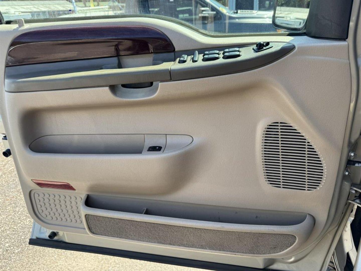 2004 Gold /Tan Ford Excursion (1FMNU43S54E) with an 6.8l V10 EFI Sohc 6.8l engine, Automatic transmission, located at 745 East Steele Rd., West Columbia, SC, 29170, (803) 755-9148, 33.927212, -81.148483 - Special Internet Price! 2004 Ford Excursion - Photo#17