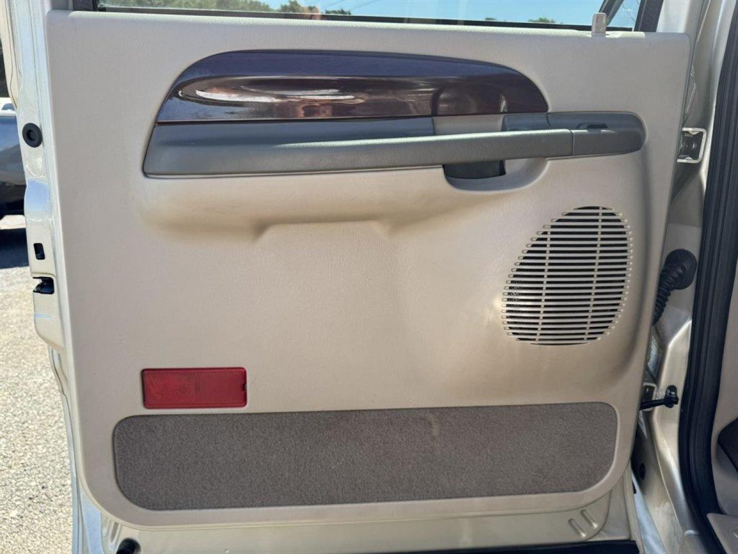 2004 Gold /Tan Ford Excursion (1FMNU43S54E) with an 6.8l V10 EFI Sohc 6.8l engine, Automatic transmission, located at 745 East Steele Rd., West Columbia, SC, 29170, (803) 755-9148, 33.927212, -81.148483 - Special Internet Price! 2004 Ford Excursion - Photo#21