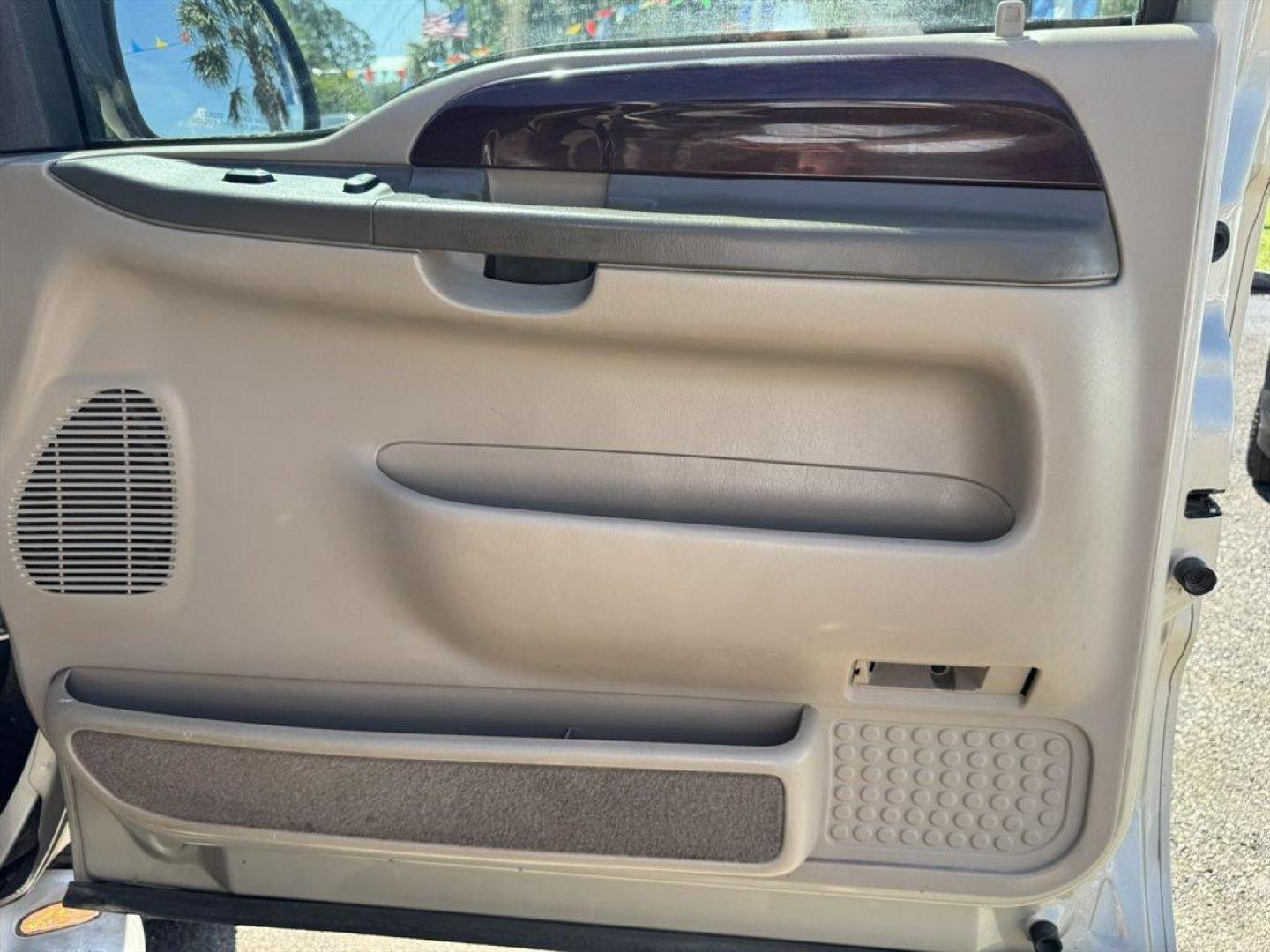 2004 Gold /Tan Ford Excursion (1FMNU43S54E) with an 6.8l V10 EFI Sohc 6.8l engine, Automatic transmission, located at 745 East Steele Rd., West Columbia, SC, 29170, (803) 755-9148, 33.927212, -81.148483 - Special Internet Price! 2004 Ford Excursion - Photo#26