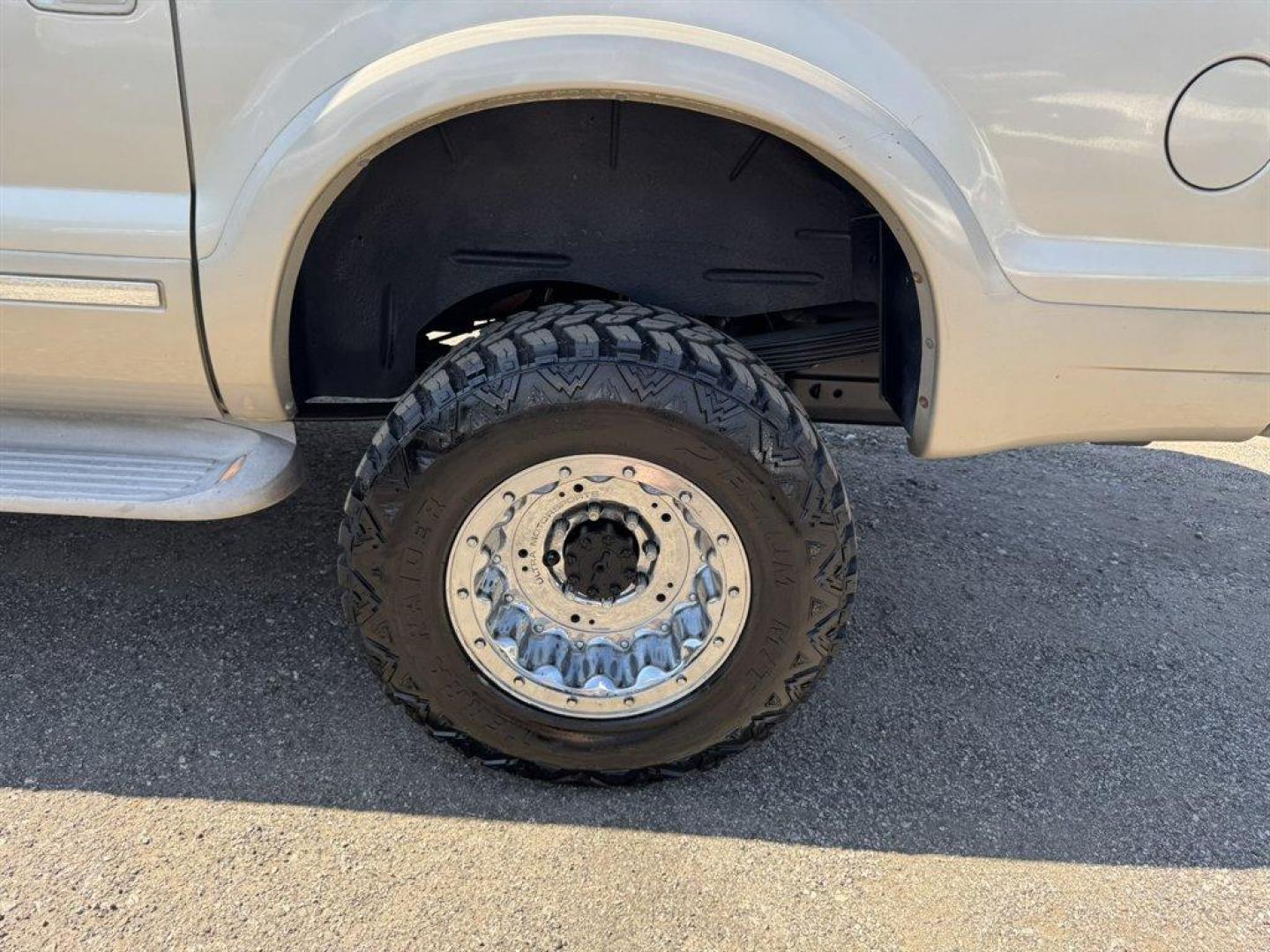 2004 Gold /Tan Ford Excursion (1FMNU43S54E) with an 6.8l V10 EFI Sohc 6.8l engine, Automatic transmission, located at 745 East Steele Rd., West Columbia, SC, 29170, (803) 755-9148, 33.927212, -81.148483 - Special Internet Price! 2004 Ford Excursion - Photo#32