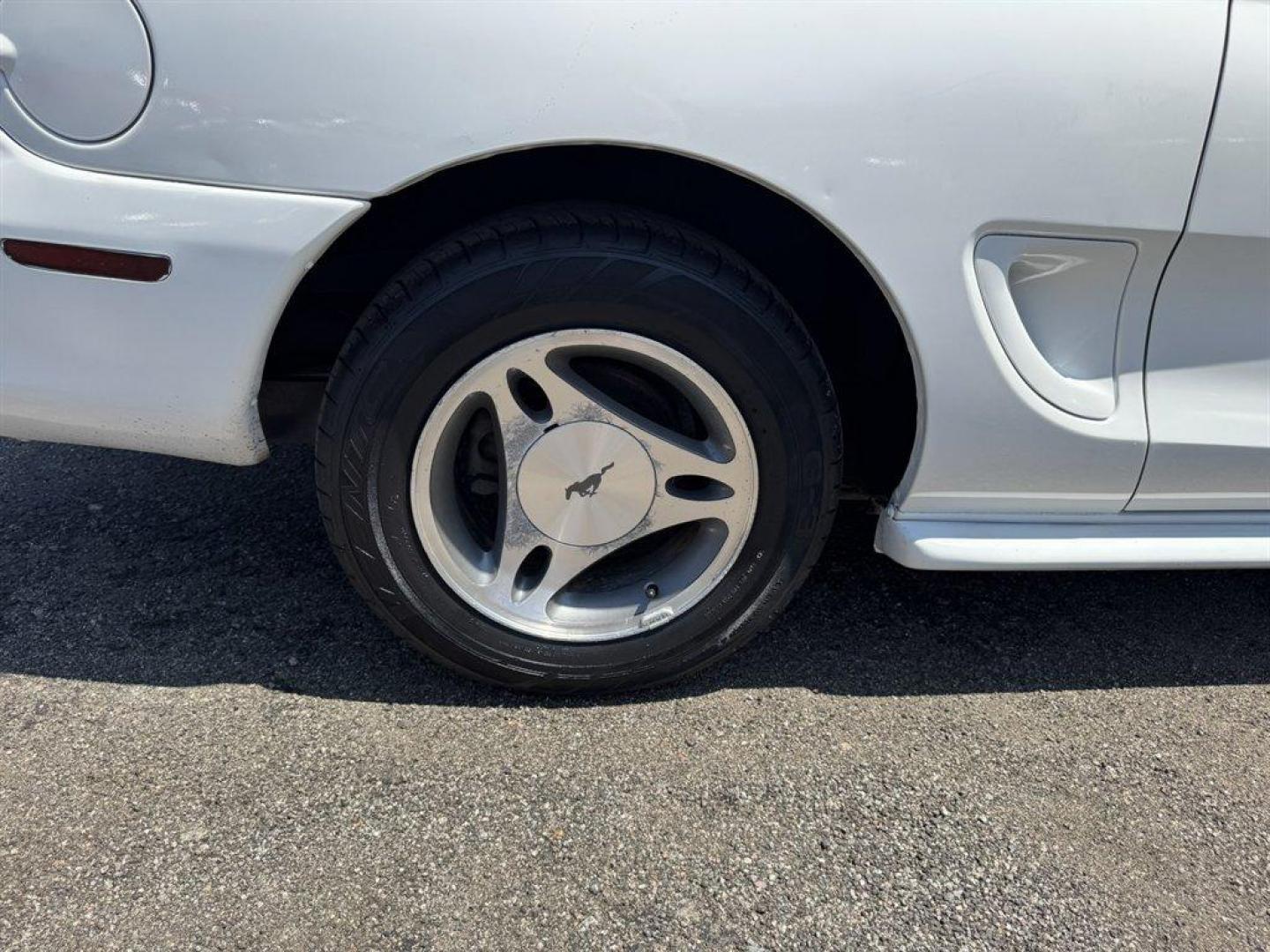 1998 White /Grey Ford Mustang (1FAFP404AWF) with an 3.8l V6 SFI 3.8l engine, Manual transmission, located at 745 East Steele Rd., West Columbia, SC, 29170, (803) 755-9148, 33.927212, -81.148483 - Special Internet Price! 1998 Ford Mustang - Photo#20