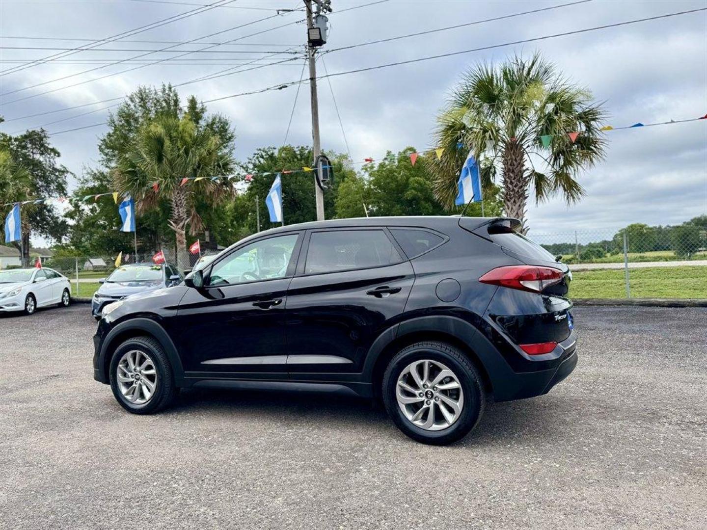 2017 Black /Grey Hyundai Tucson (KM8J23A41HU) with an 2.0l I-4 DI Dohc Cvvt 2.0 engine, Automatic transmission, located at 745 East Steele Rd., West Columbia, SC, 29170, (803) 755-9148, 33.927212, -81.148483 - Special Internet Price! 2017 Hyundai Tucson with AM/FM radio, Bluetooth, Backup camera, Cruise control, Cloth interior, Powered windows, Powered door locks, Plus more! - Photo#4