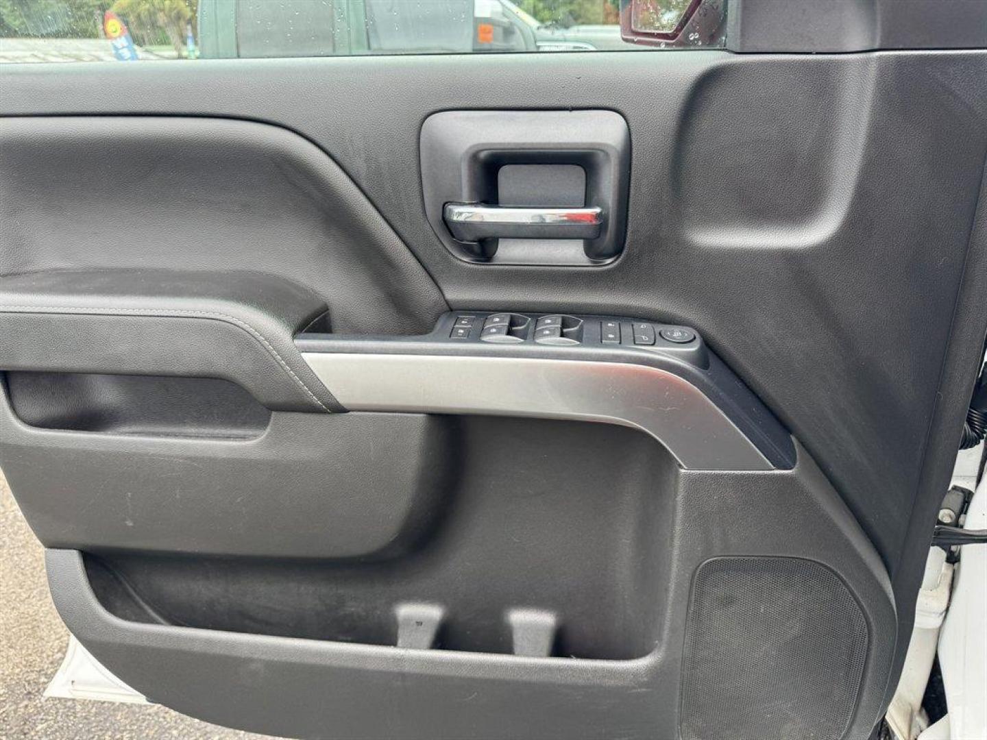 2018 White /Black Chevrolet Silverado 1500 (3GCPCRECXJG) with an 5.3l V8 DI VVT Flex 5.3l engine, Automatic transmission, located at 745 East Steele Rd., West Columbia, SC, 29170, (803) 755-9148, 33.927212, -81.148483 - Special Internet Price! 2018 Chevrolet Silverado 1500 with AM/FM radio, Bluetooth, Backup camera, Cruise control, Cloth interior, Powered driver seat, Powered windows, Keyless entry, Powered door locks, Plus more! - Photo#15