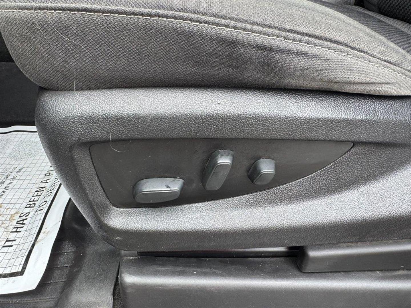 2018 White /Black Chevrolet Silverado 1500 (3GCPCRECXJG) with an 5.3l V8 DI VVT Flex 5.3l engine, Automatic transmission, located at 745 East Steele Rd., West Columbia, SC, 29170, (803) 755-9148, 33.927212, -81.148483 - Special Internet Price! 2018 Chevrolet Silverado 1500 with AM/FM radio, Bluetooth, Backup camera, Cruise control, Cloth interior, Powered driver seat, Powered windows, Keyless entry, Powered door locks, Plus more! - Photo#18