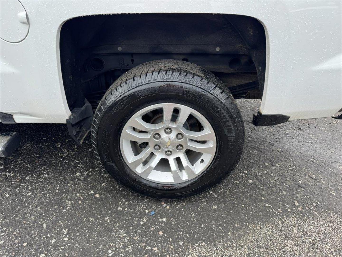 2018 White /Black Chevrolet Silverado 1500 (3GCPCRECXJG) with an 5.3l V8 DI VVT Flex 5.3l engine, Automatic transmission, located at 745 East Steele Rd., West Columbia, SC, 29170, (803) 755-9148, 33.927212, -81.148483 - Special Internet Price! 2018 Chevrolet Silverado 1500 with AM/FM radio, Bluetooth, Backup camera, Cruise control, Cloth interior, Powered driver seat, Powered windows, Keyless entry, Powered door locks, Plus more! - Photo#28