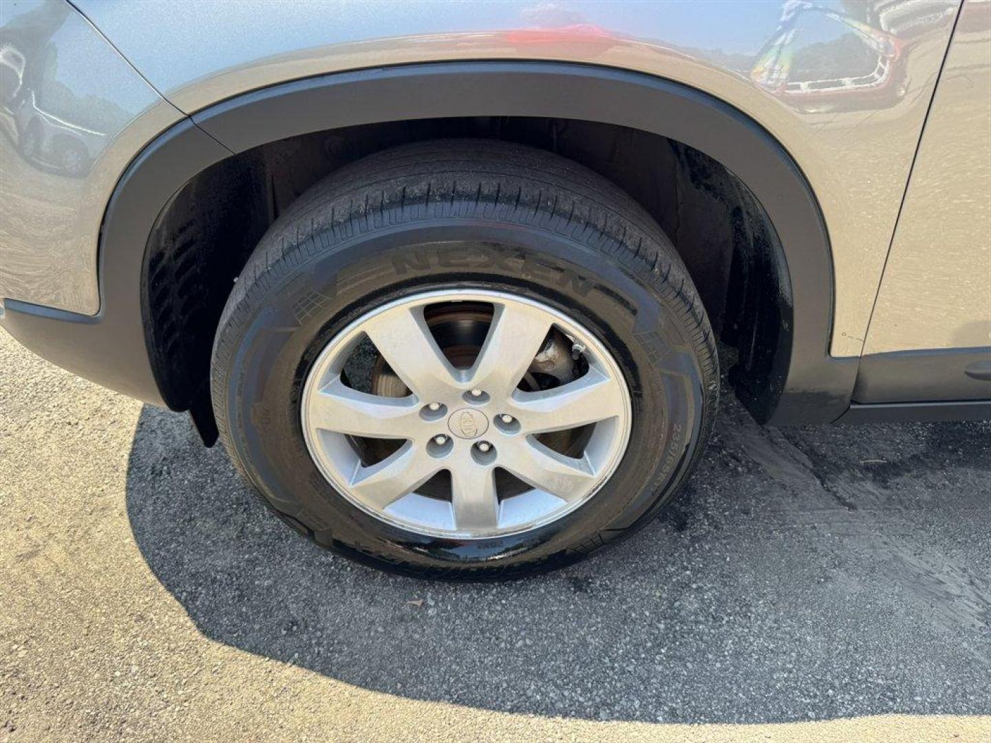 2011 Grey /Grey Kia Sorento (5XYKT3A13BG) with an 2.4l I-4 MPI Dohc Cvvt 2. engine, Automatic transmission, located at 745 East Steele Rd., West Columbia, SC, 29170, (803) 755-9148, 33.927212, -81.148483 - Special Internet Price! 2011 Kia Sorento with AM/FM radio, Backup camera, Cruise control, Cloth interior, Keyless entry, Powered windows, Powered door locks, Plus more! - Photo#29