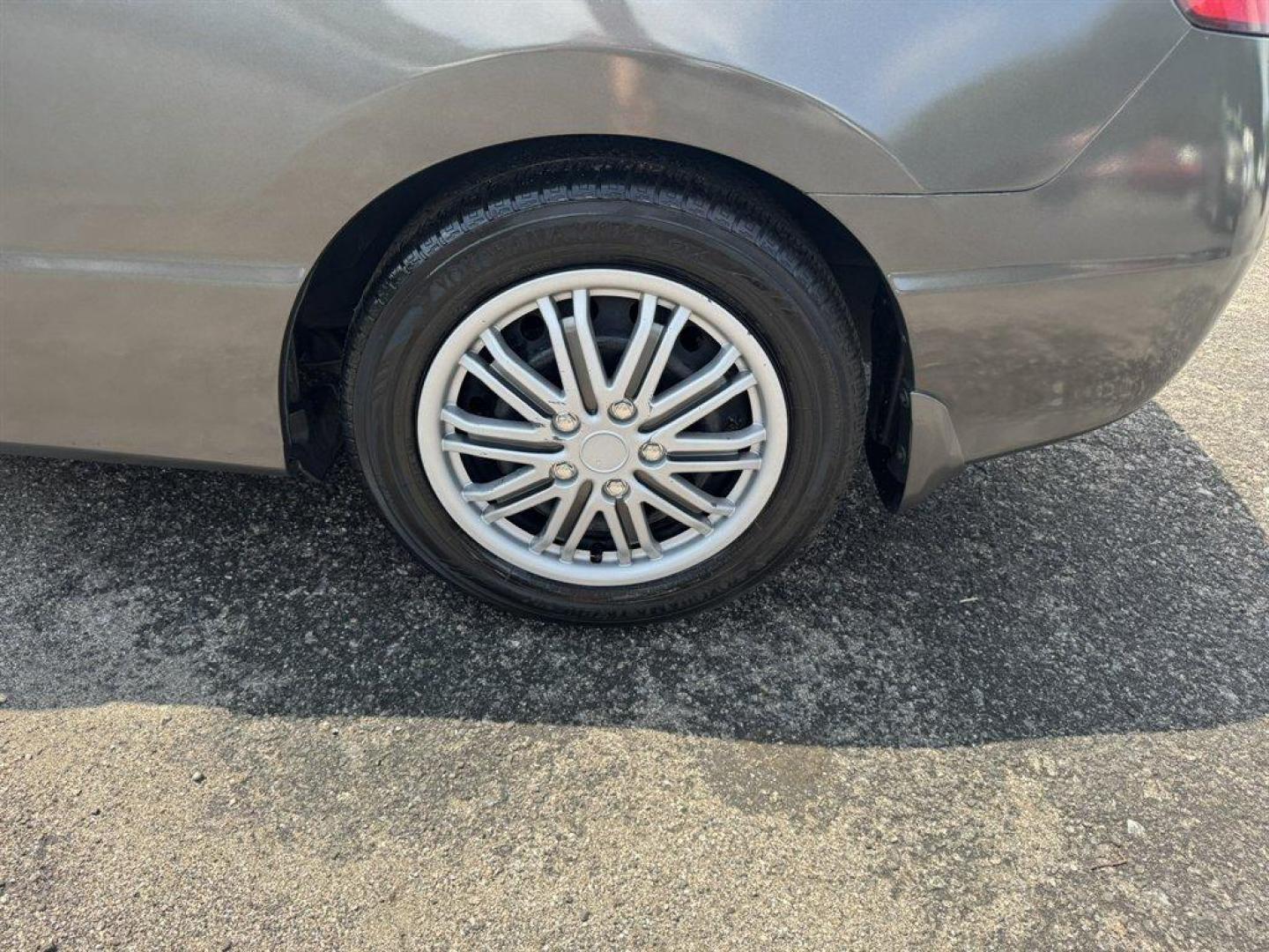 2006 Grey /Grey Honda Civic (2HGFG12666H) with an 1.8l I-4 MPI Sohc 1.8l engine, Automatic transmission, located at 745 East Steele Rd., West Columbia, SC, 29170, (803) 755-9148, 33.927212, -81.148483 - Special Internet Price! 2006 Honda Civic - Photo#20